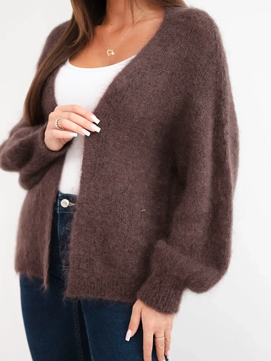 Sweter damski w 80% z kid moheru o luźnym fasonie bez zapięcia brązowy - obrazek 3