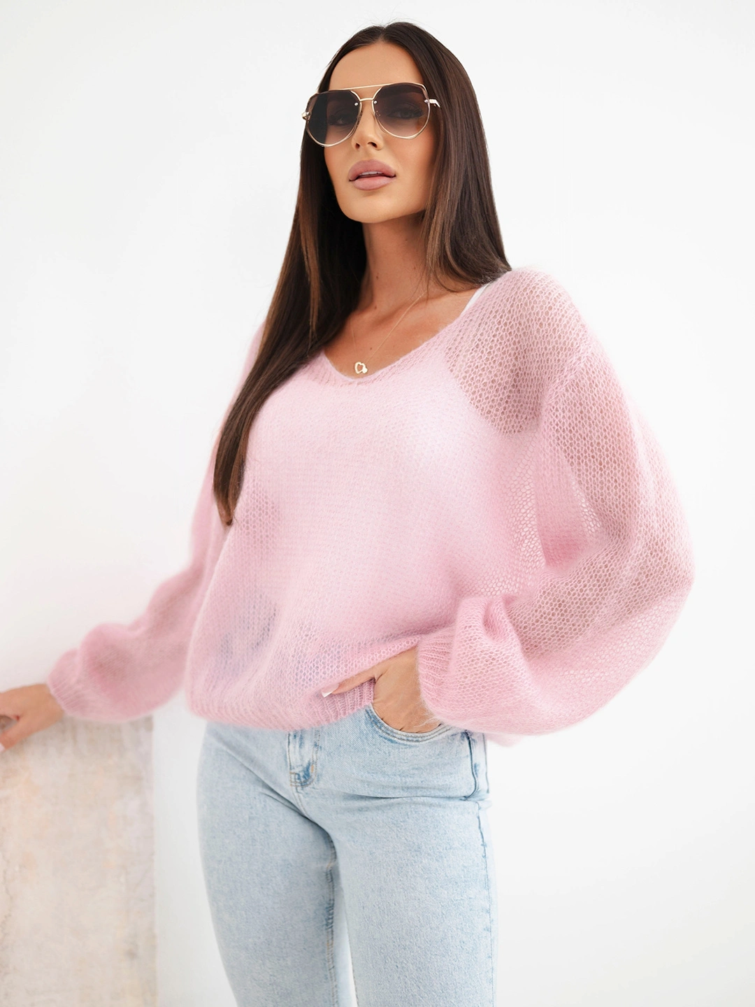 Sweter damski w 70% z kid moheru z dekoltem V o luźnym fasonie cukierkowy róż
