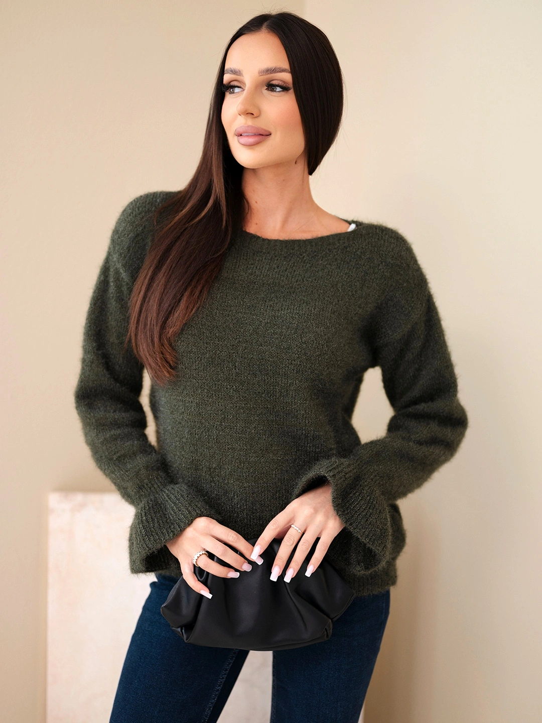 Sweter damski z moherem i wełną z falbaną przy rękawach khaki