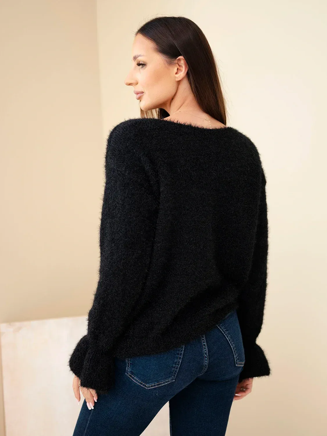 Sweter damski z moherem i wełną z falbaną przy rękawach czarny - obrazek 3