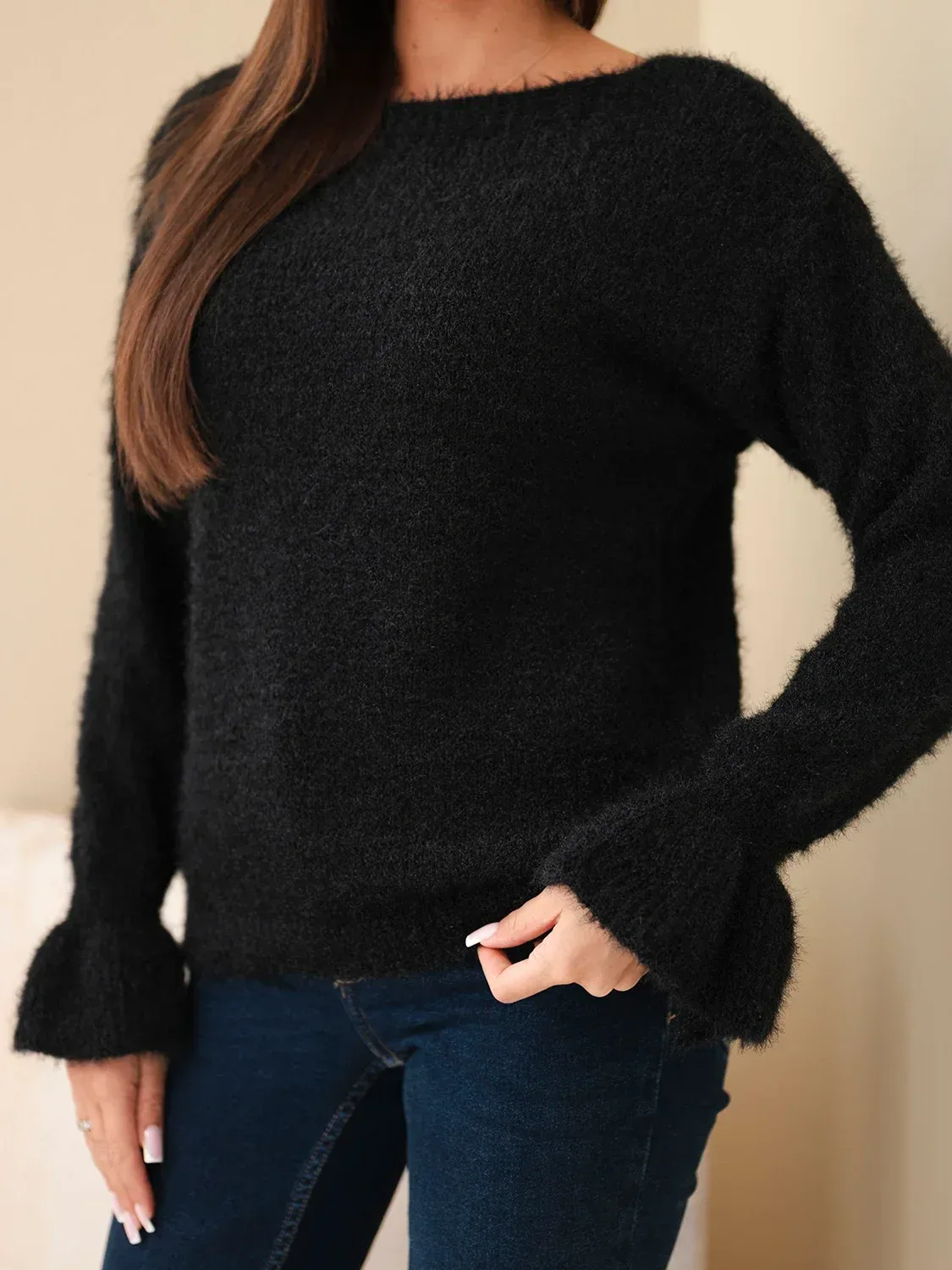 Sweter damski z moherem i wełną z falbaną przy rękawach czarny - obrazek 4