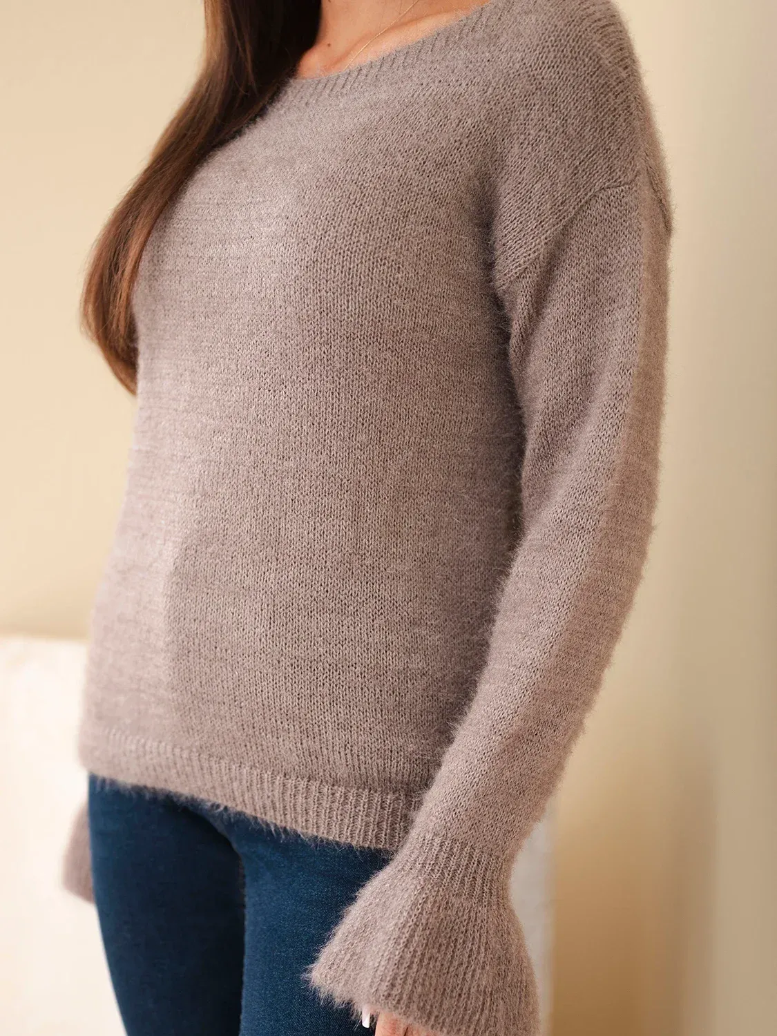 Sweter damski z moherem i wełną z falbaną przy rękawach fango - obrazek 4
