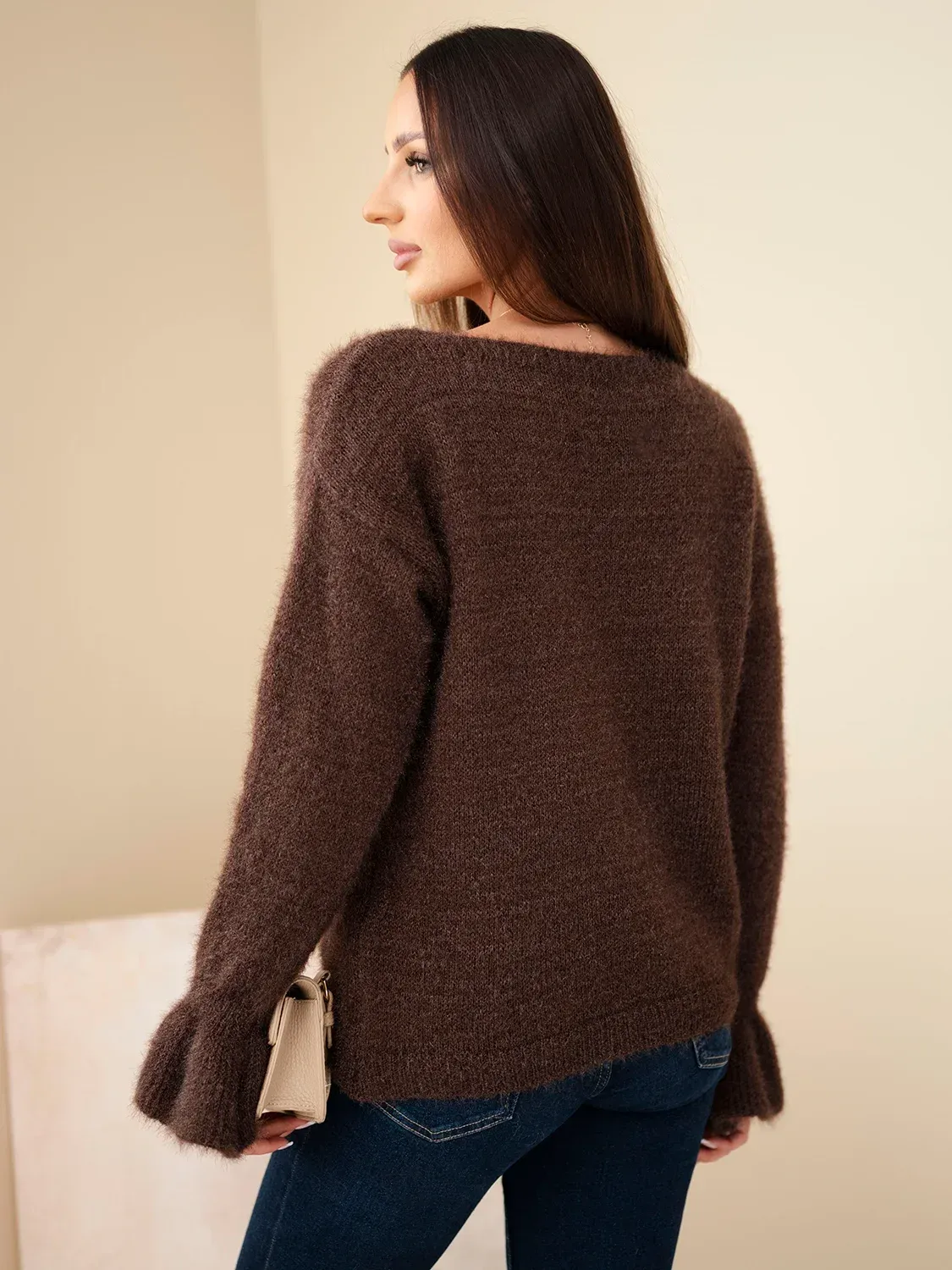 Sweter damski z moherem i wełną z falbaną przy rękawach brązowy - obrazek 3