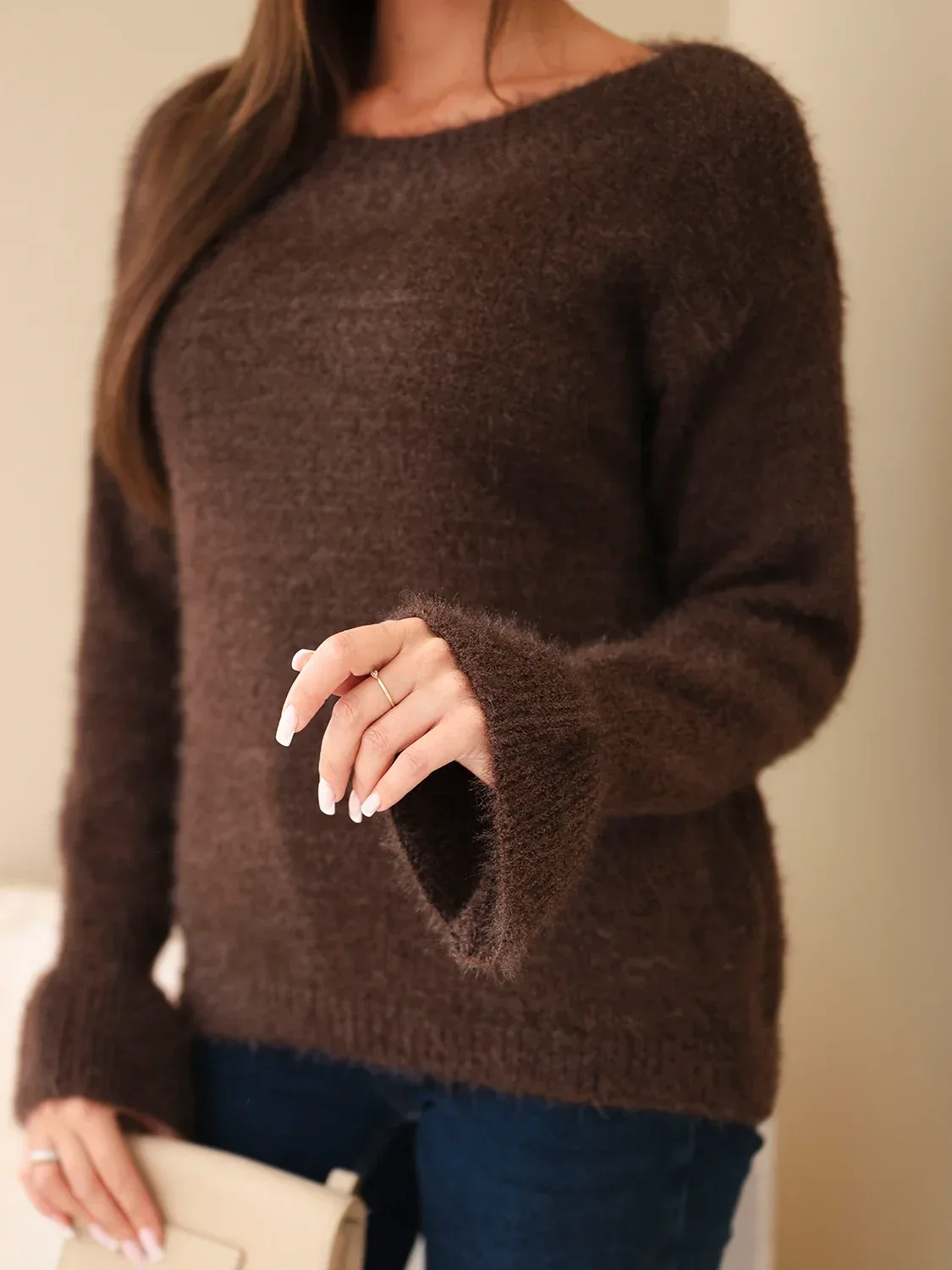 Sweter damski z moherem i wełną z falbaną przy rękawach brązowy - obrazek 4