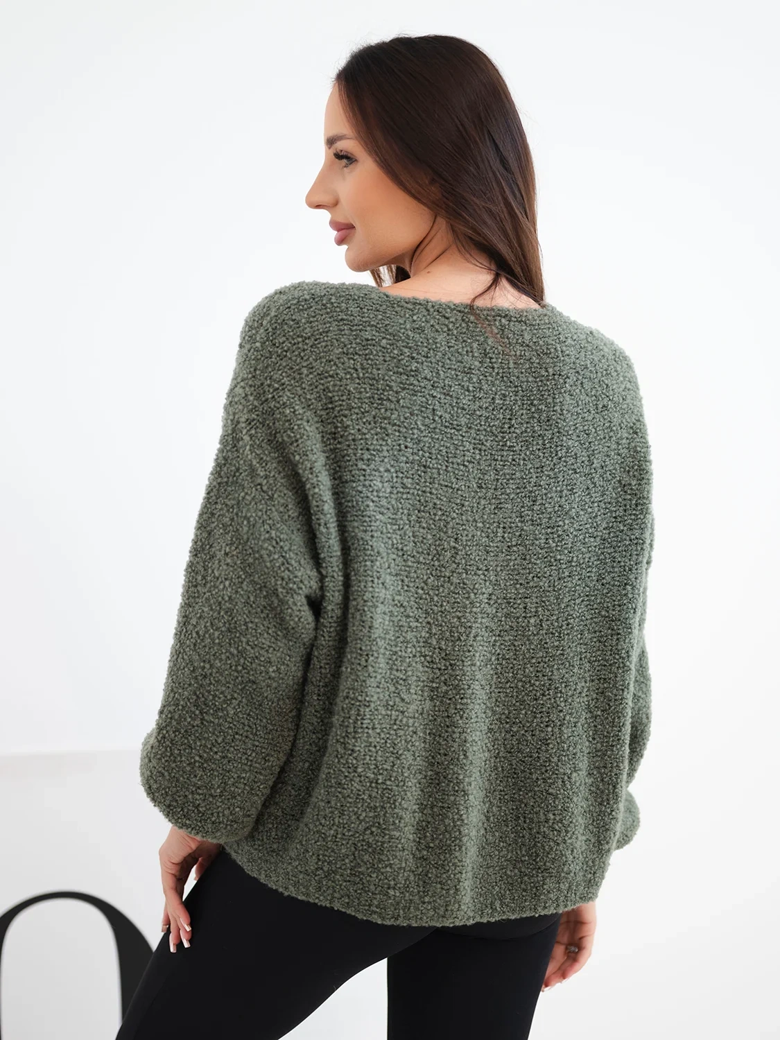 Sweter damski z wełną zapinany na guziki z dekoltem V khaki - obrazek 3