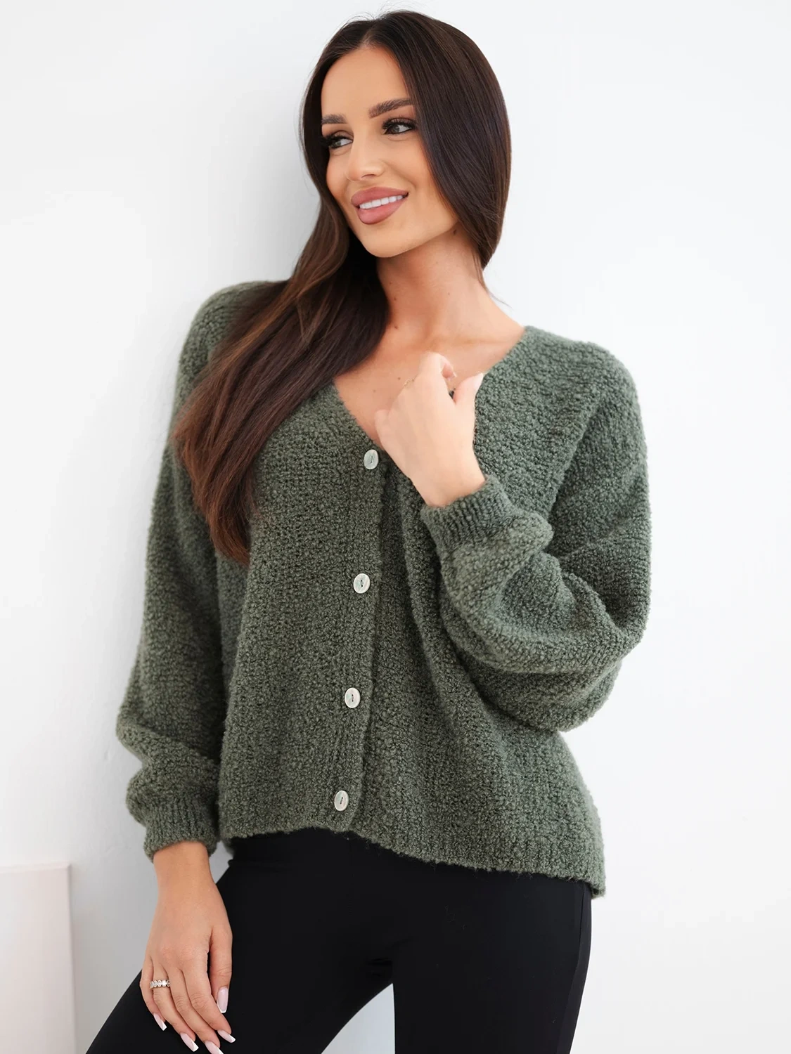 Sweter damski z wełną zapinany na guziki z dekoltem V khaki