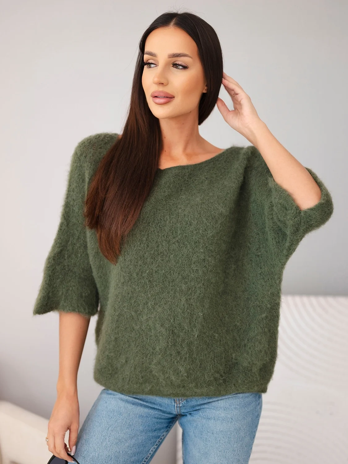 Sweter damski z krótkim rękawem i szerokim dekoltem khaki