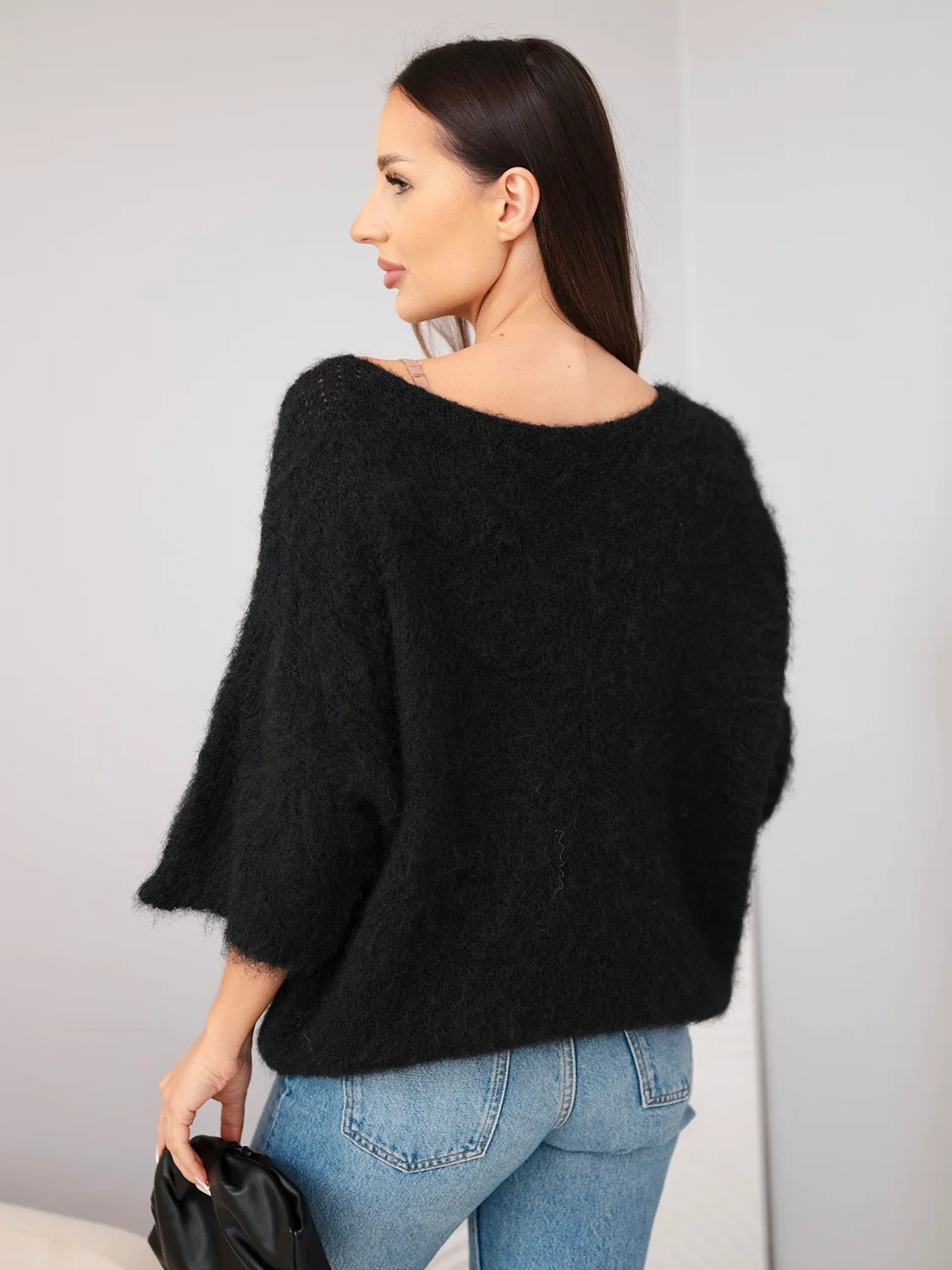 Sweter damski z krótkim rękawem i szerokim dekoltem czarny - obrazek 3