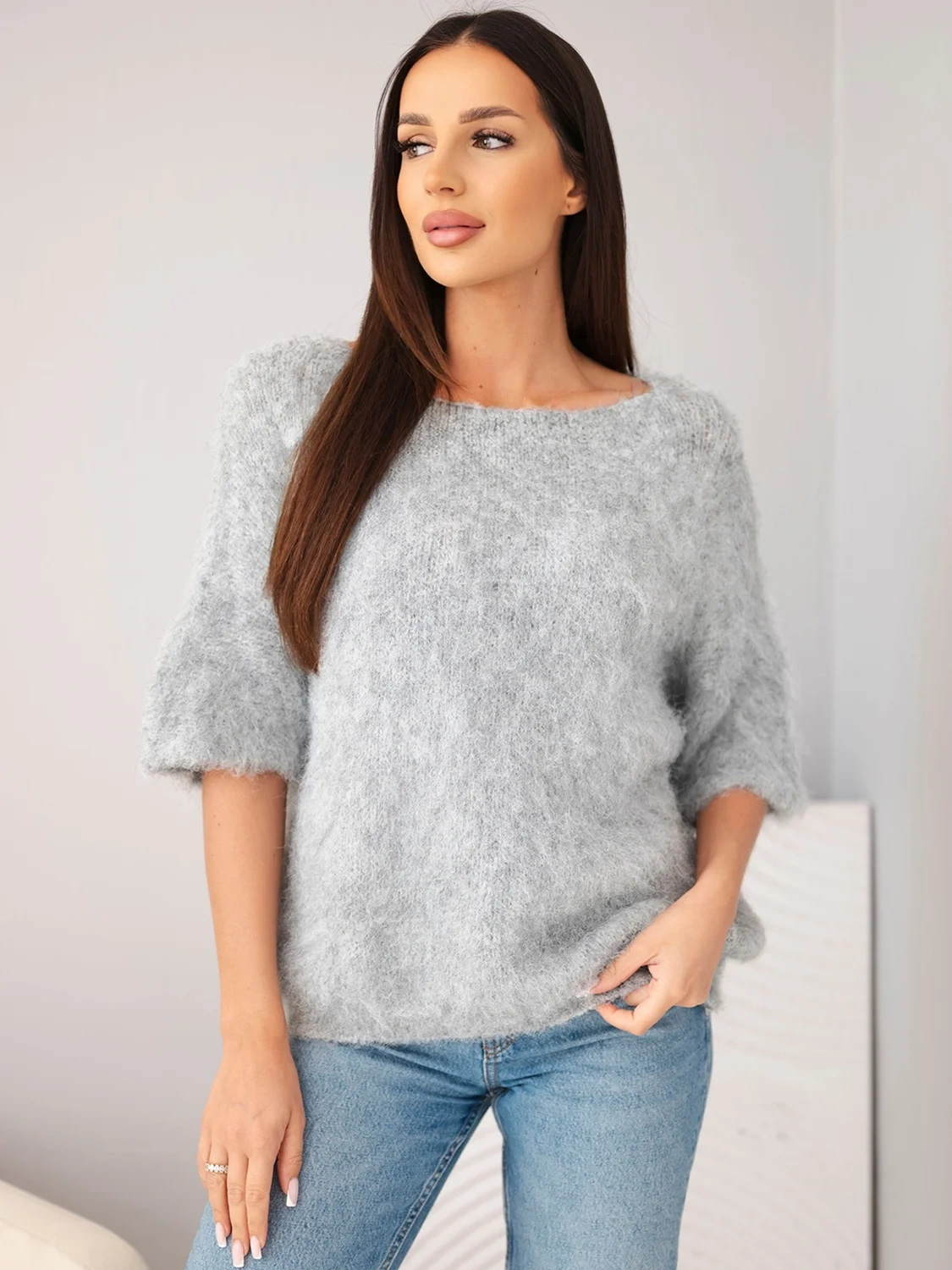 Sweter damski z krótkim rękawem i szerokim dekoltem szary