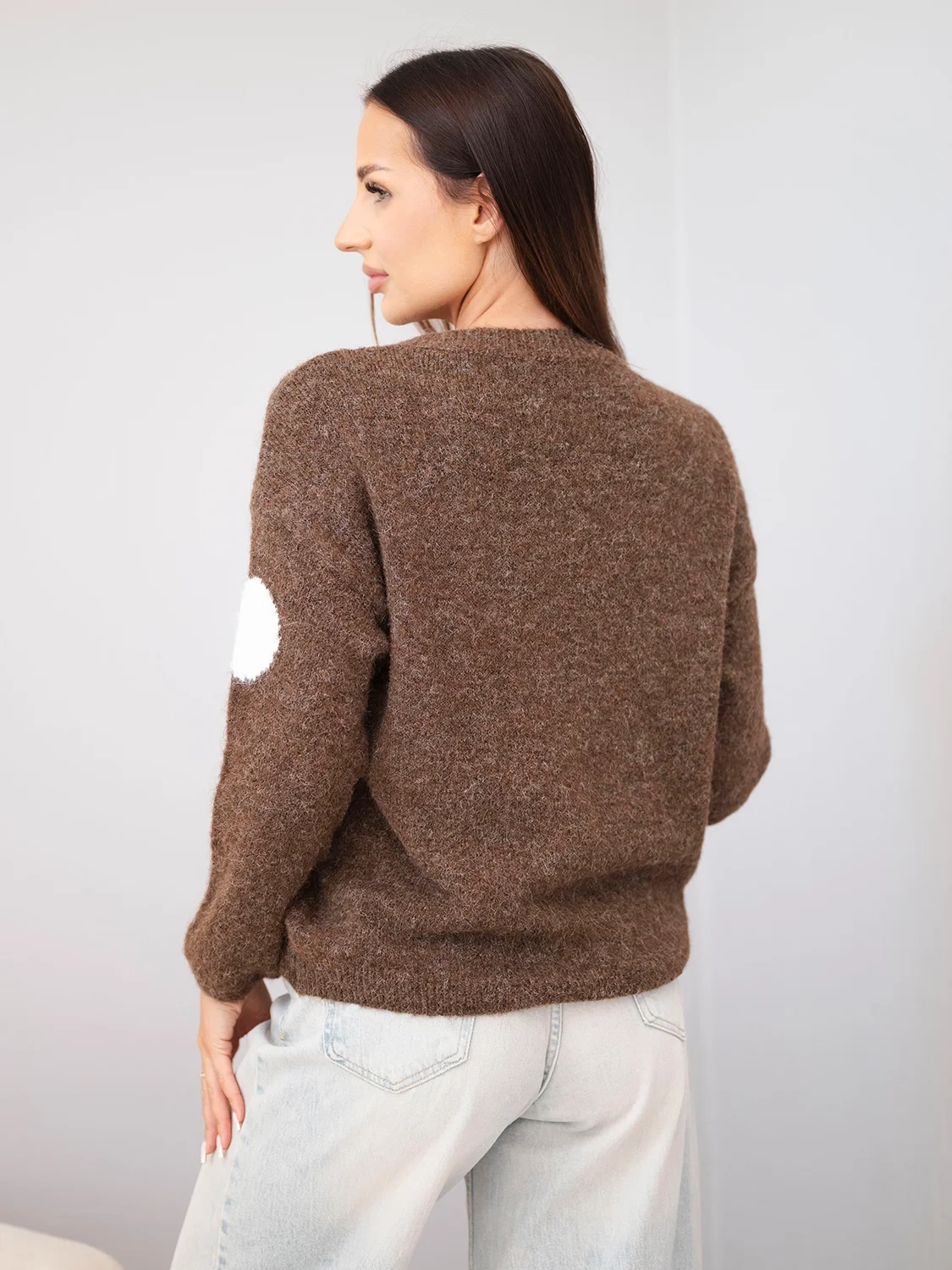 Sweter damski w kolorowe grochy z okrągłym dekoltem brązowy - obrazek 3