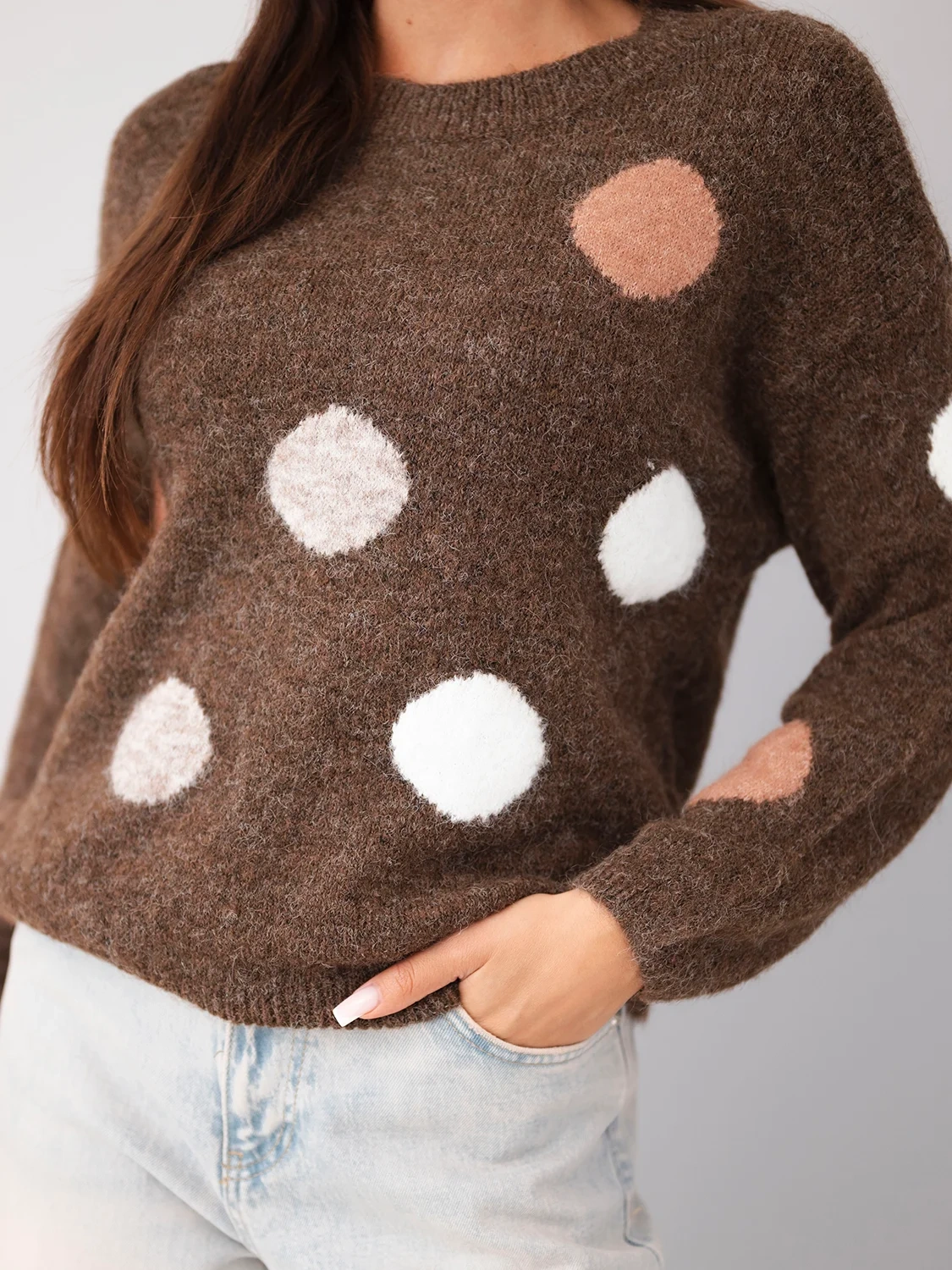 Sweter damski w kolorowe grochy z okrągłym dekoltem brązowy - obrazek 4