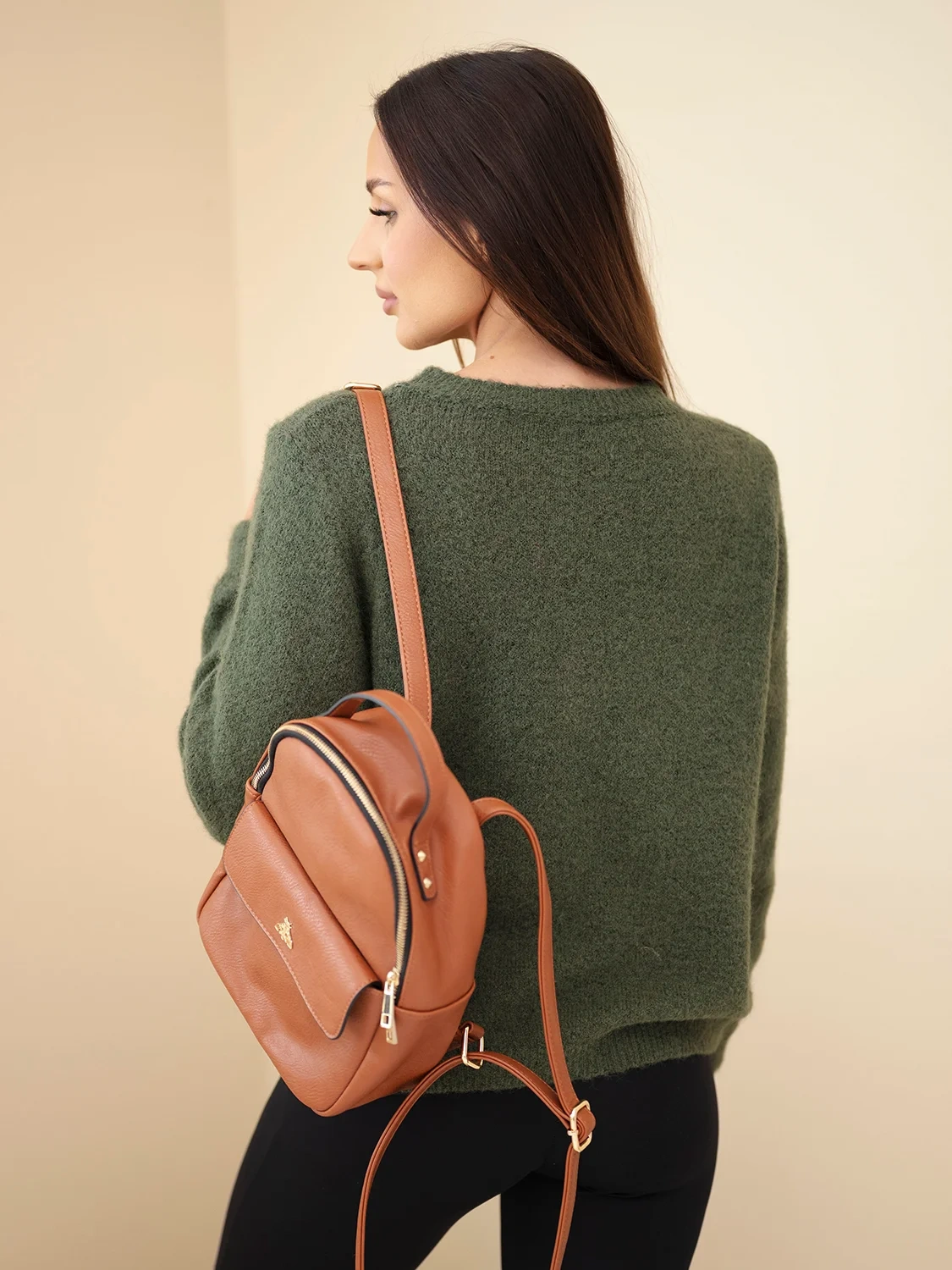 Sweter damski z motywem jamnika i okrągłym dekoltem khaki - obrazek 3