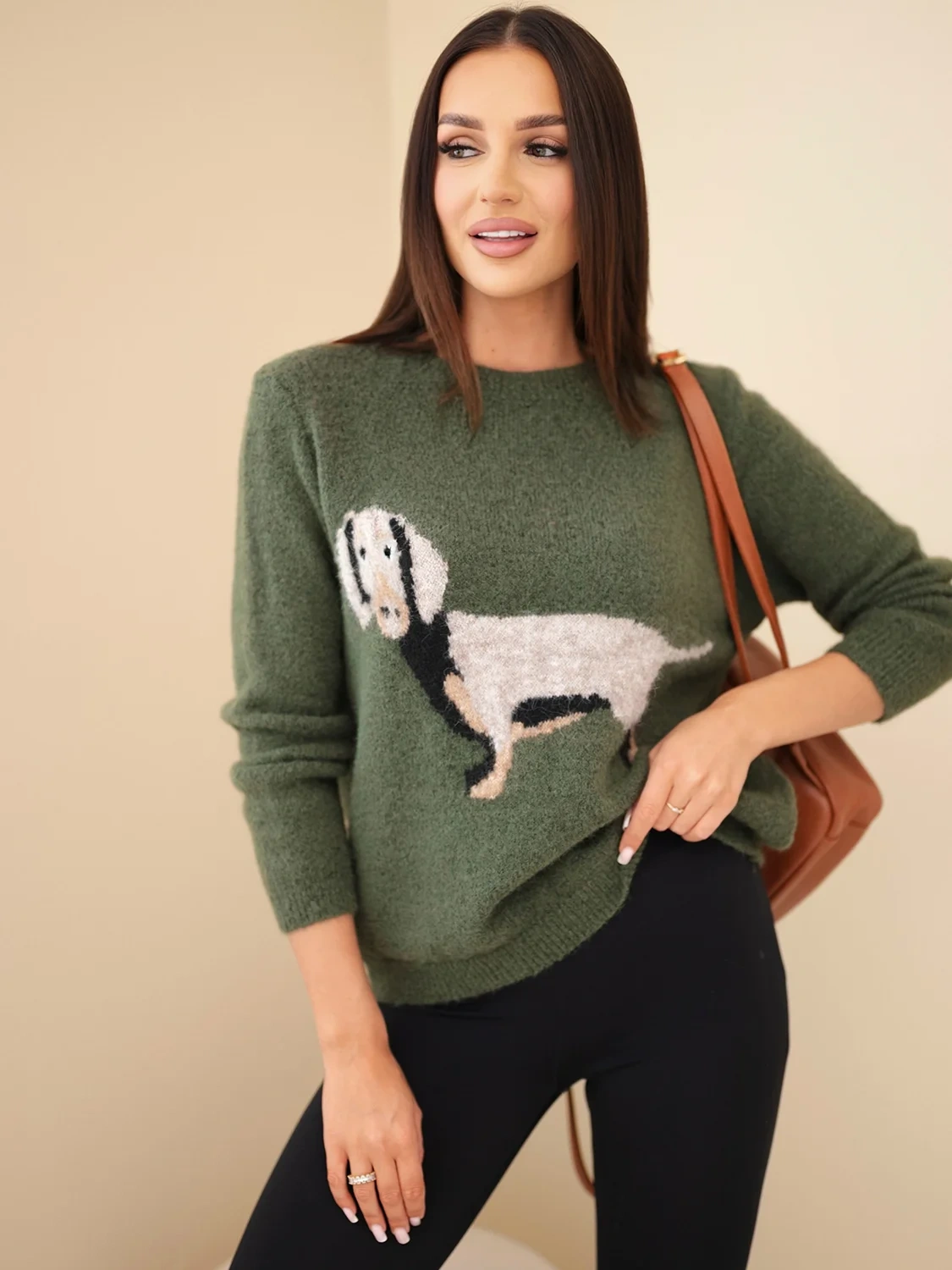 Sweter damski z motywem jamnika i okrągłym dekoltem khaki