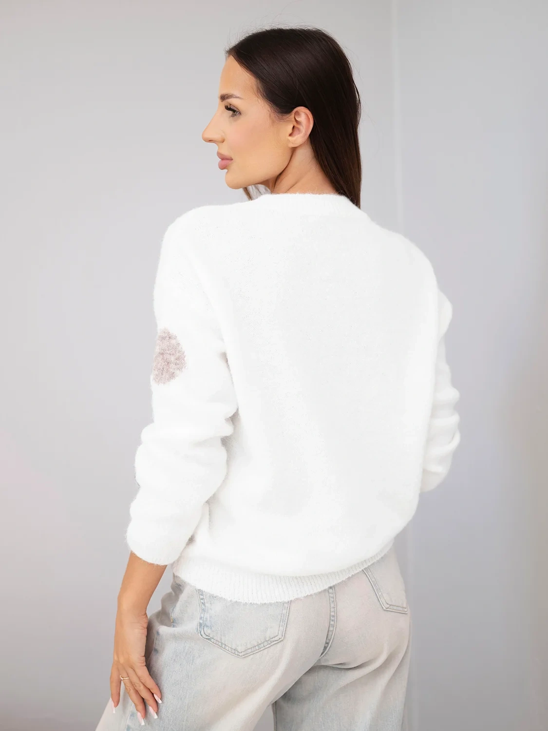 Sweter damski w kolorowe grochy z okrągłym dekoltem ecru - obrazek 3