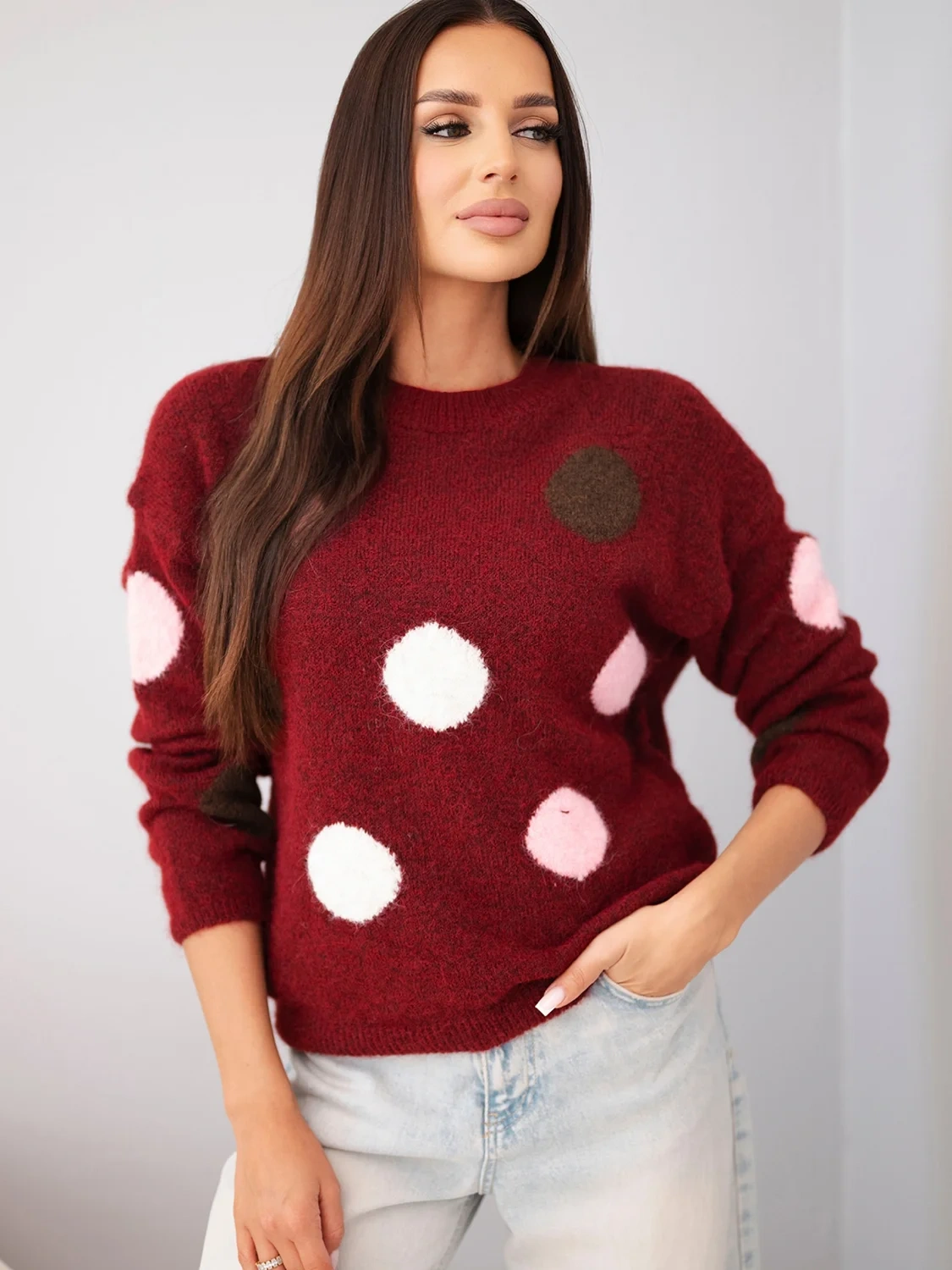 Sweter damski w kolorowe grochy z okrągłym dekoltem bordowy