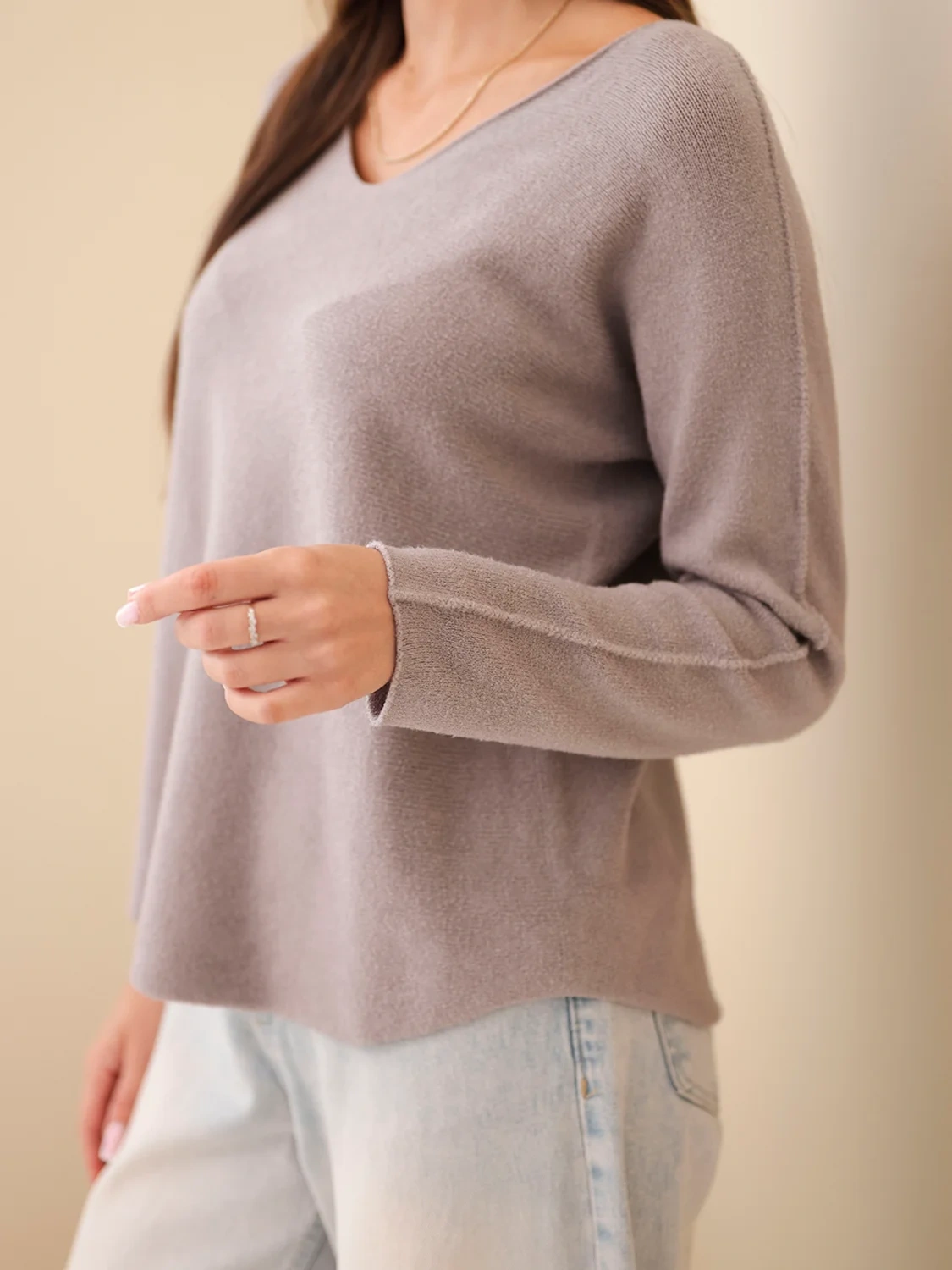 Sweter damska z wiskozą z dekoltem w serek fango - obrazek 3
