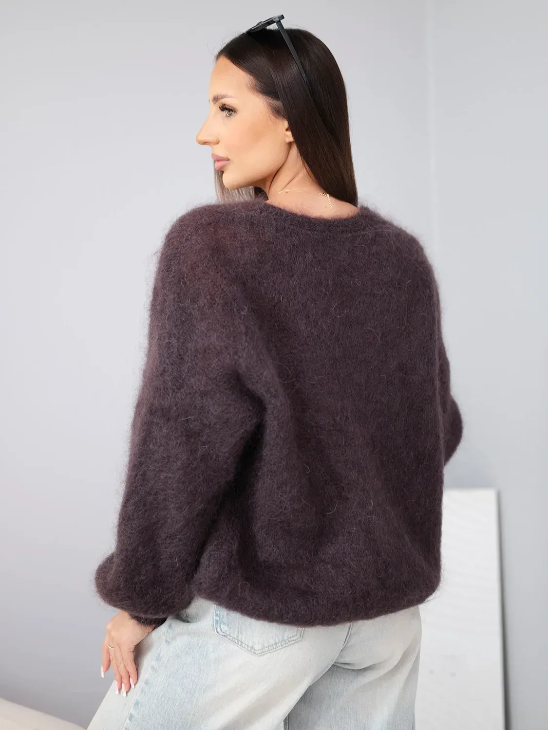 Sweter damski w 80% z kid moheru zapinany na guziki o luźnym kroju brązowy - obrazek 4