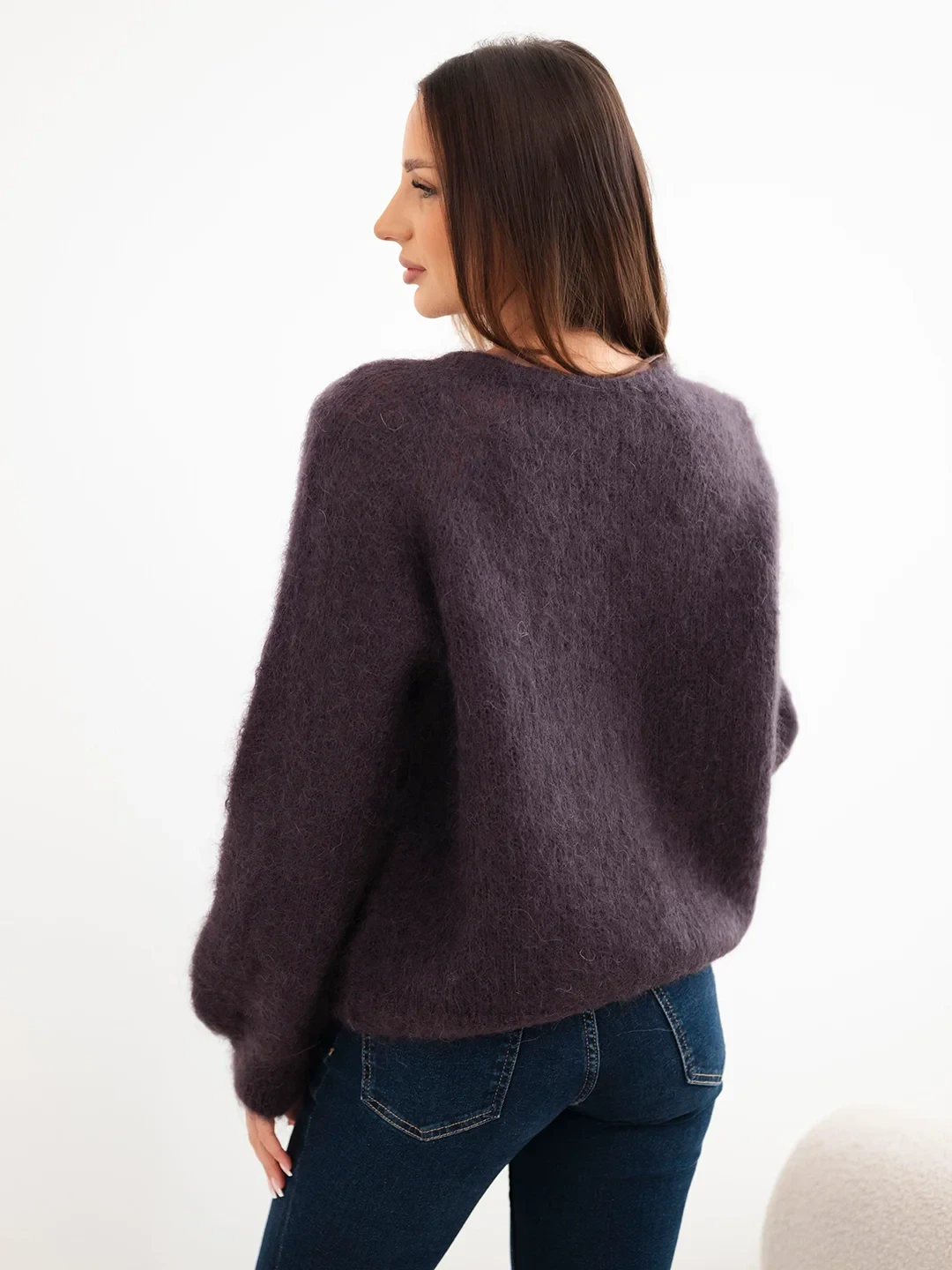 Sweter damski w 80% z kid moheru z długim rękawem i okrągłym dekoltem brązowy - obrazek 3
