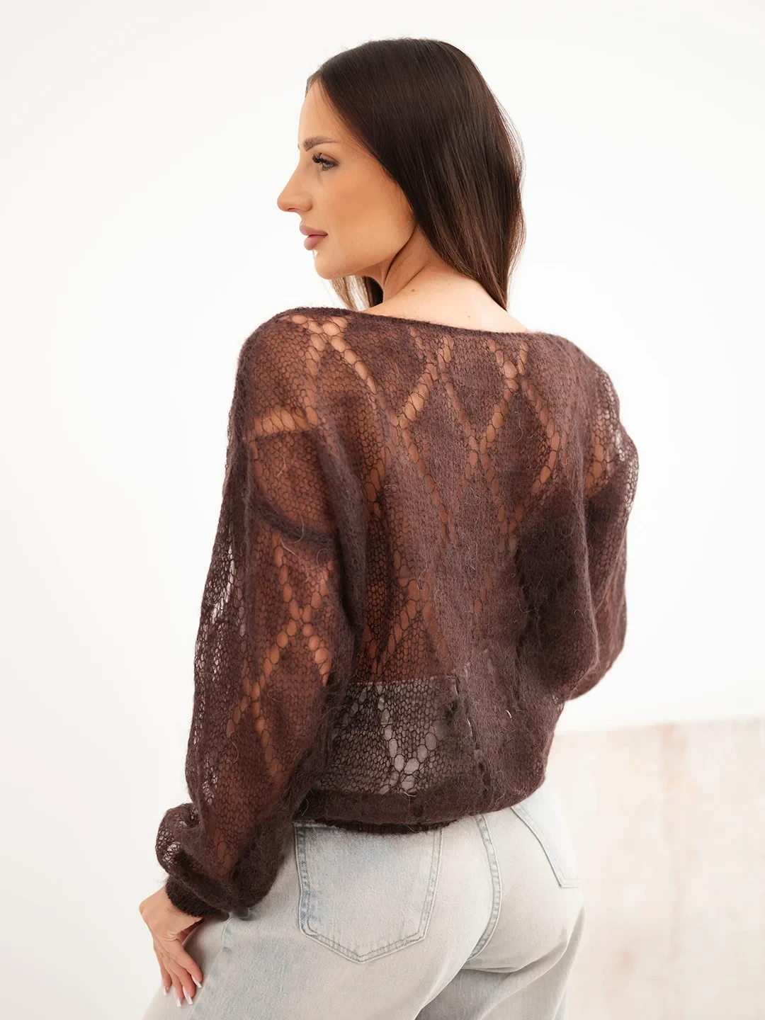 Sweter damski w 80% z moheru ażurowy zapinany na guziki brązowy - obrazek 3