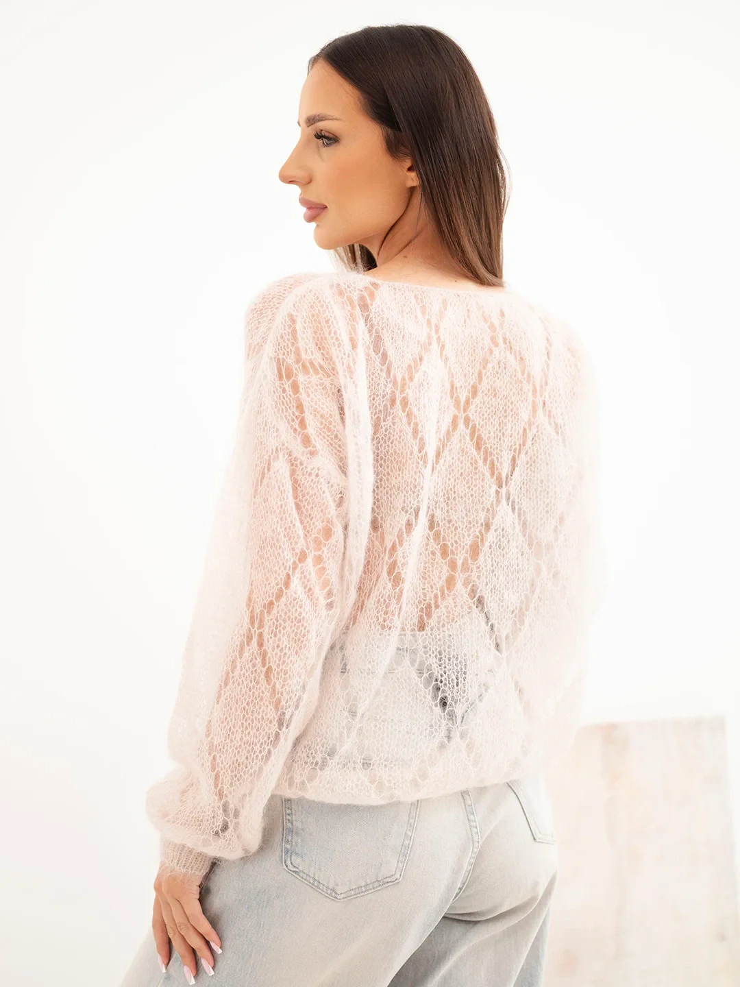 Sweter damski w 80% z moheru ażurowy zapinany na guziki beżowy - obrazek 3