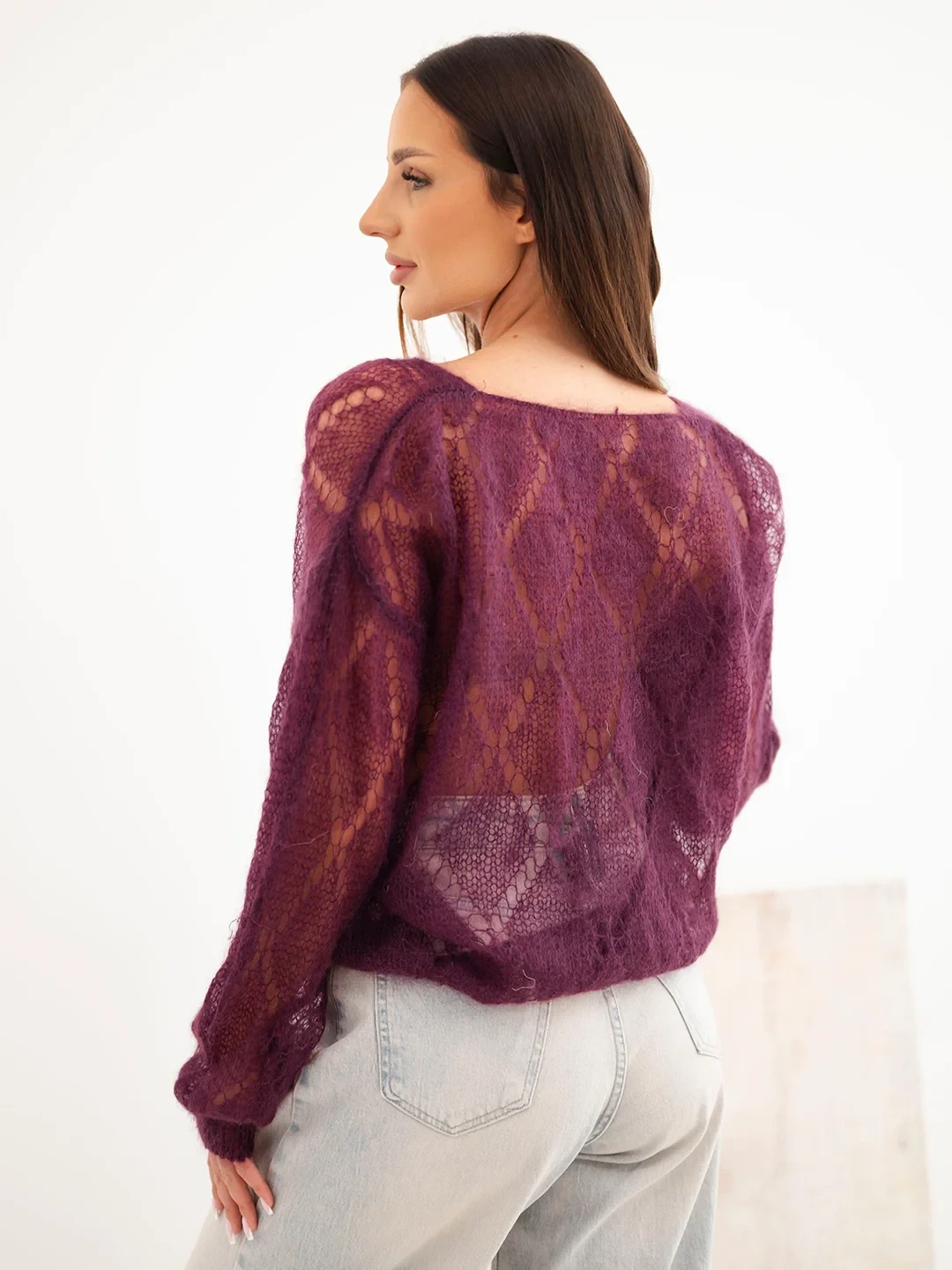 Sweter damski w 80% z moheru ażurowy zapinany na guziki śliwkowy - obrazek 3