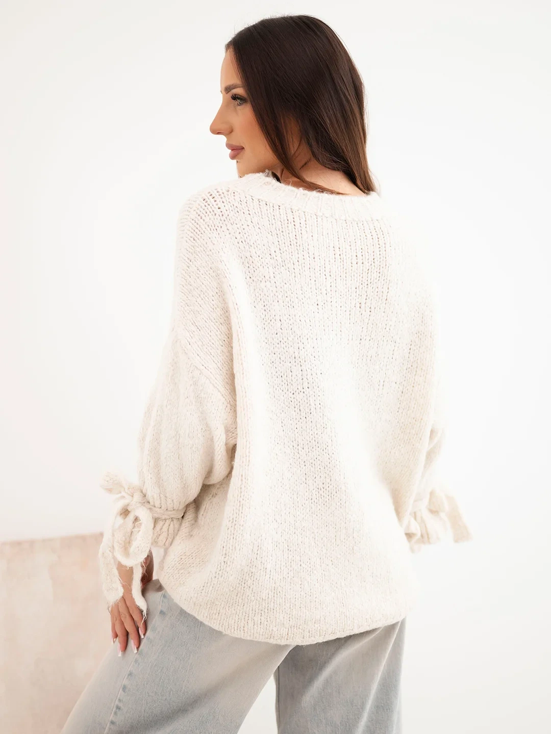 Sweter damski oversize z wiązaniami przy rękawach beżowy - obrazek 4