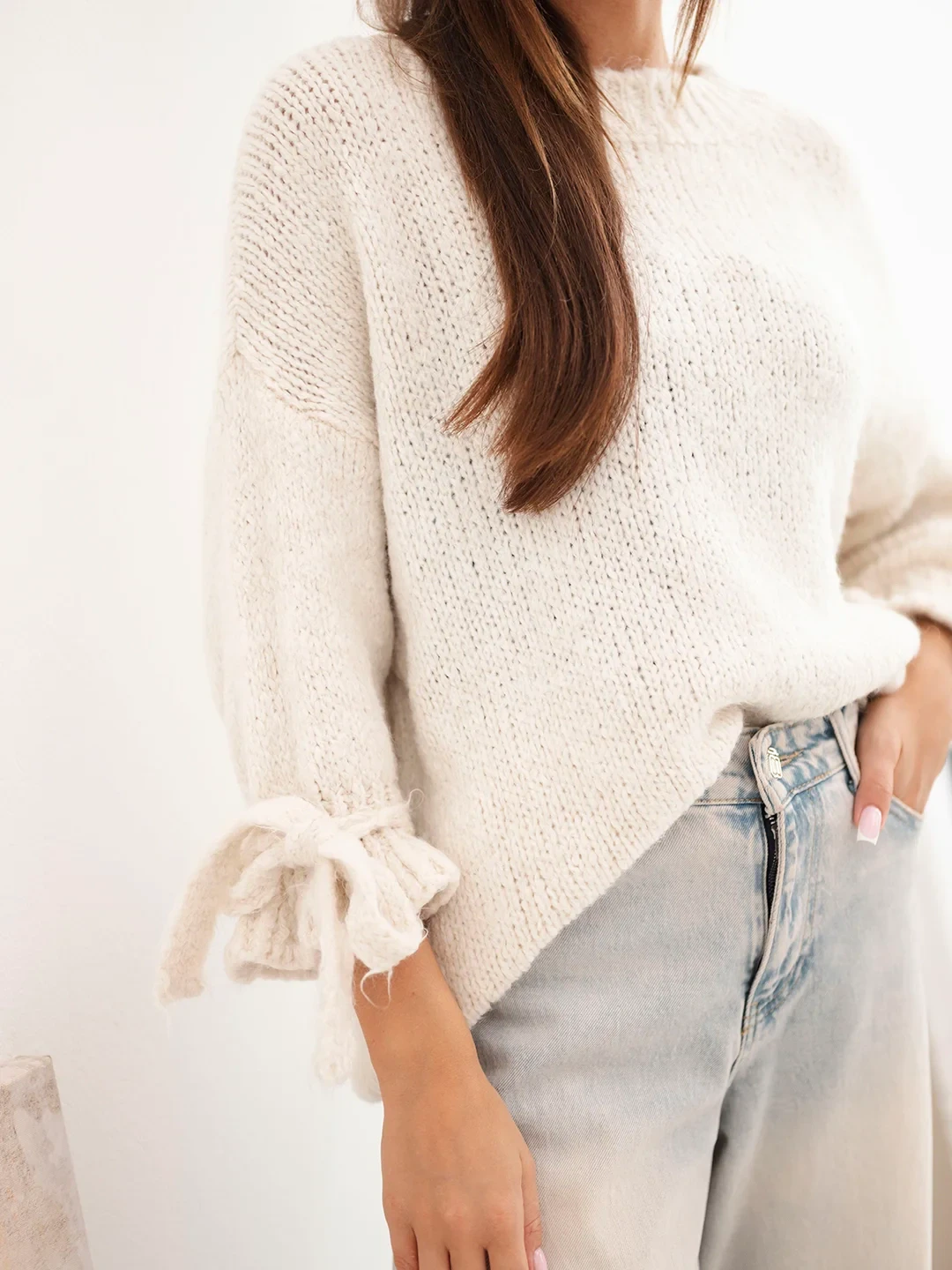 Sweter damski oversize z wiązaniami przy rękawach beżowy - obrazek 3