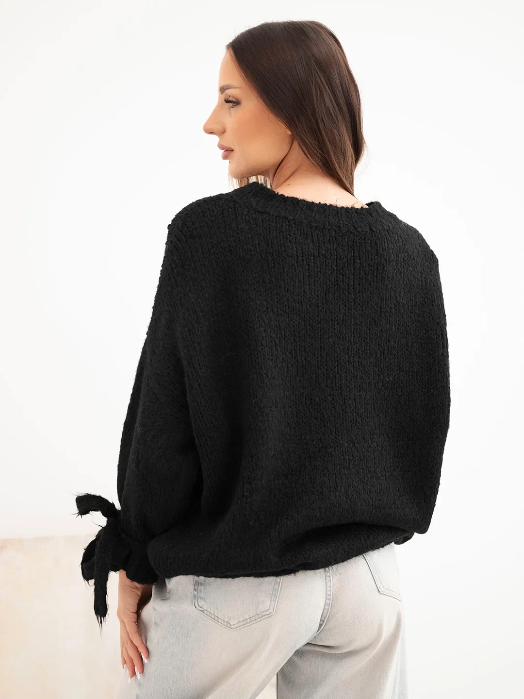 Sweter damski oversize z wiązaniami przy rękawach czarny - obrazek 4