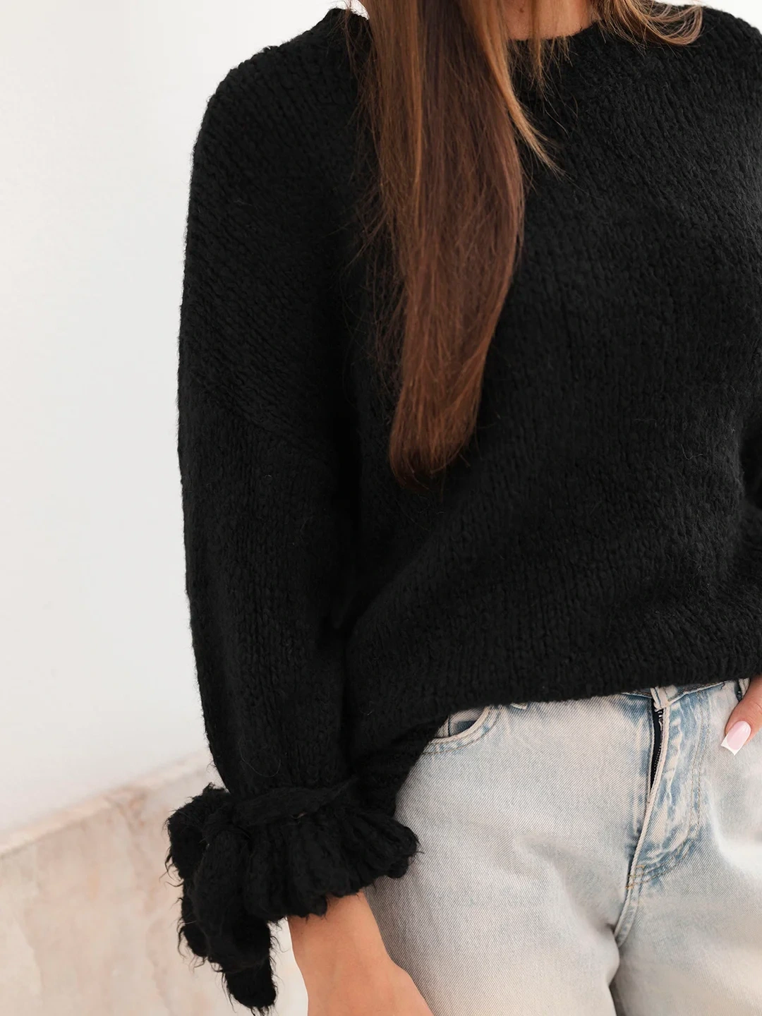 Sweter damski oversize z wiązaniami przy rękawach czarny - obrazek 3