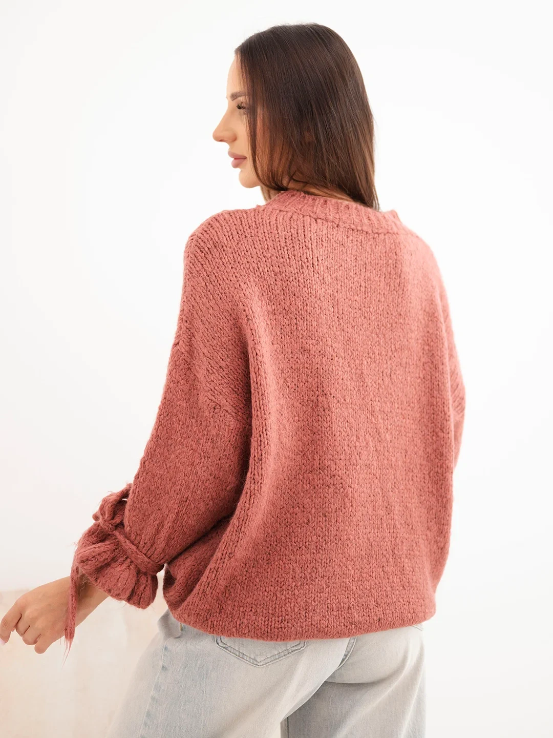 Sweter damski oversize z wiązaniami przy rękawach ciemny różowy - obrazek 4