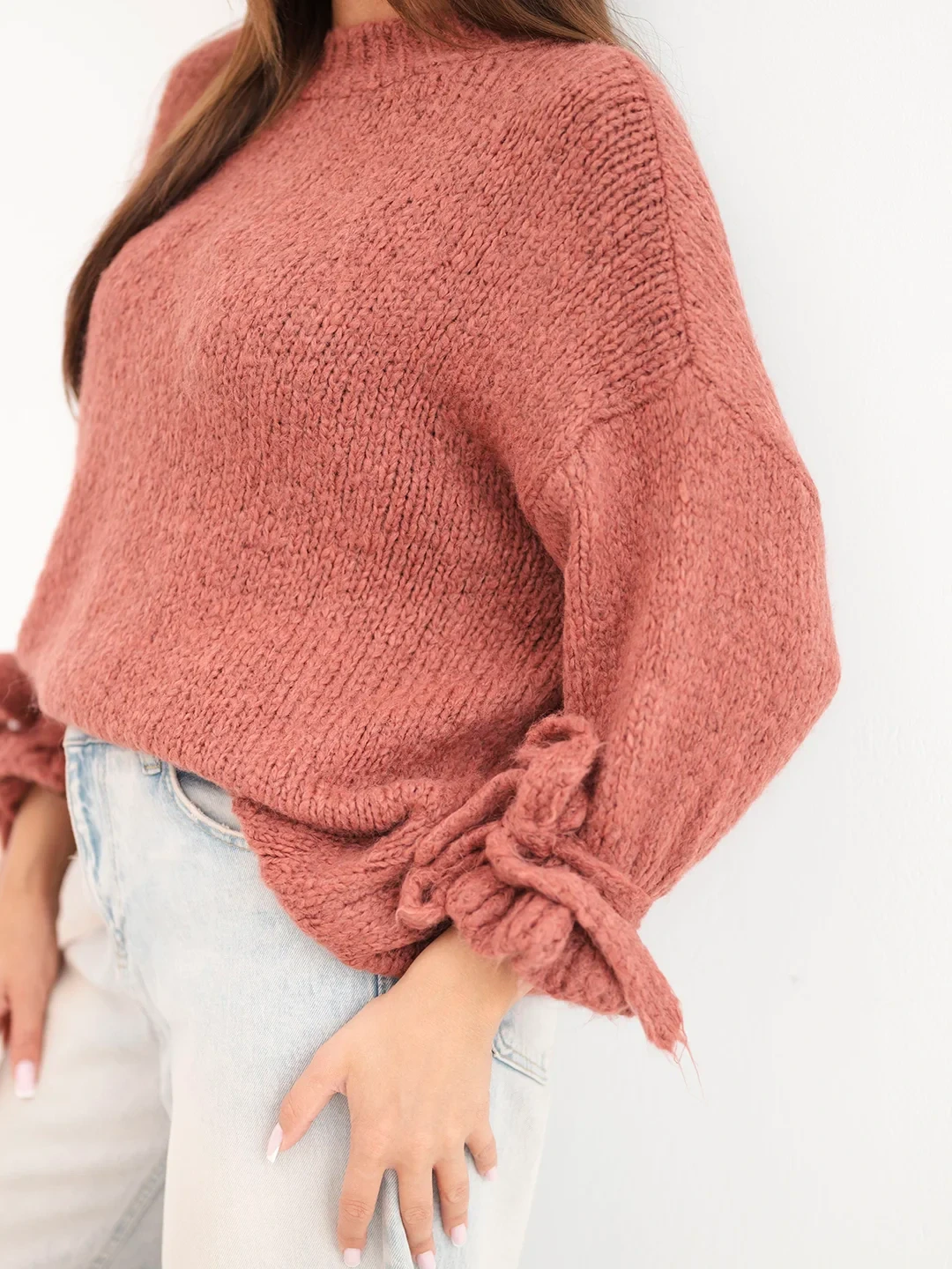 Sweter damski oversize z wiązaniami przy rękawach ciemny różowy - obrazek 3