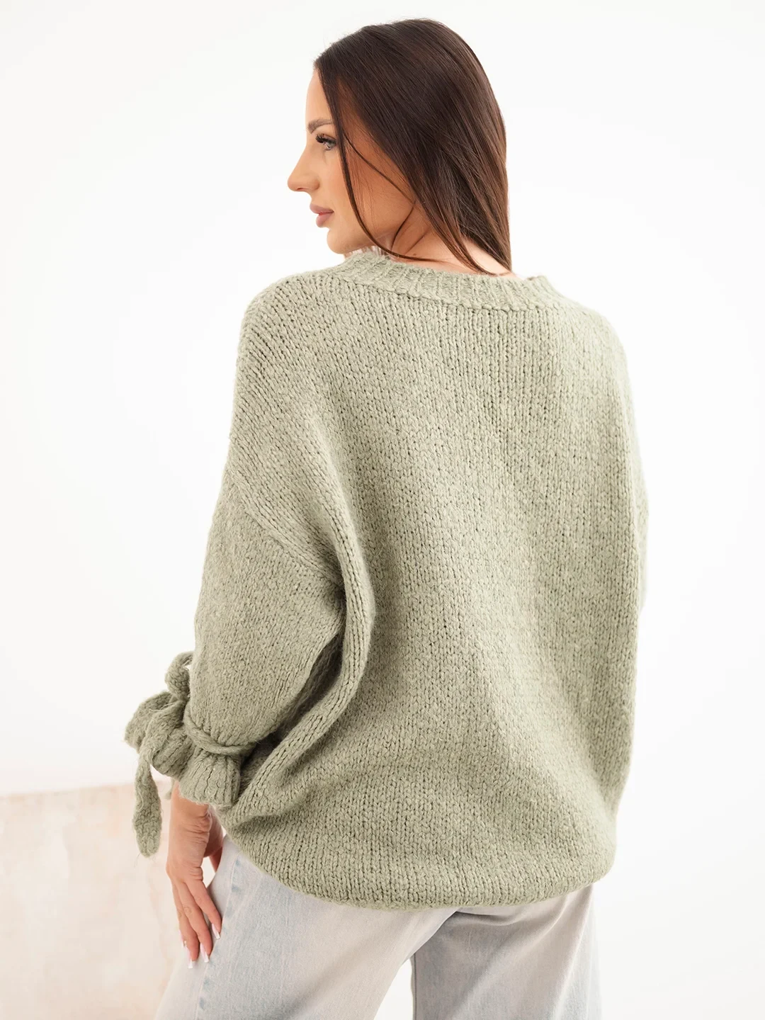 Sweter damski oversize z wiązaniami przy rękawach khaki - obrazek 4