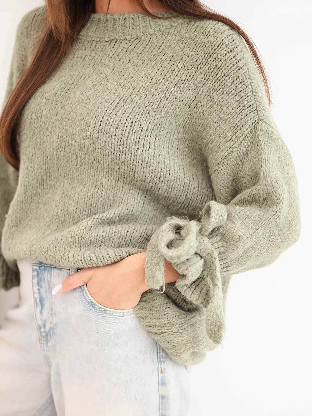 Sweter damski oversize z wiązaniami przy rękawach khaki - obrazek 3