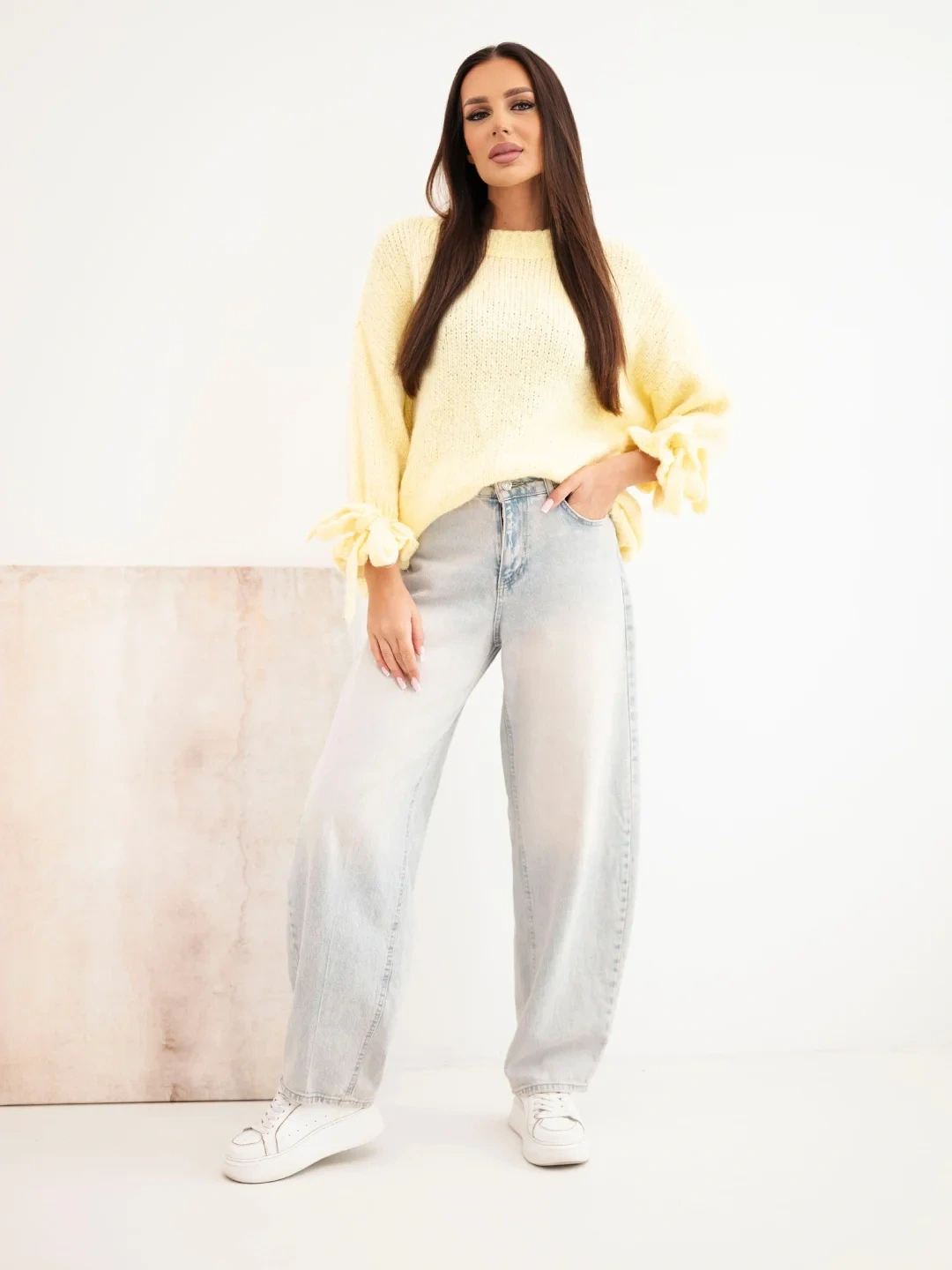 Sweter damski oversize z wiązaniami przy rękawach żółty - obrazek 4