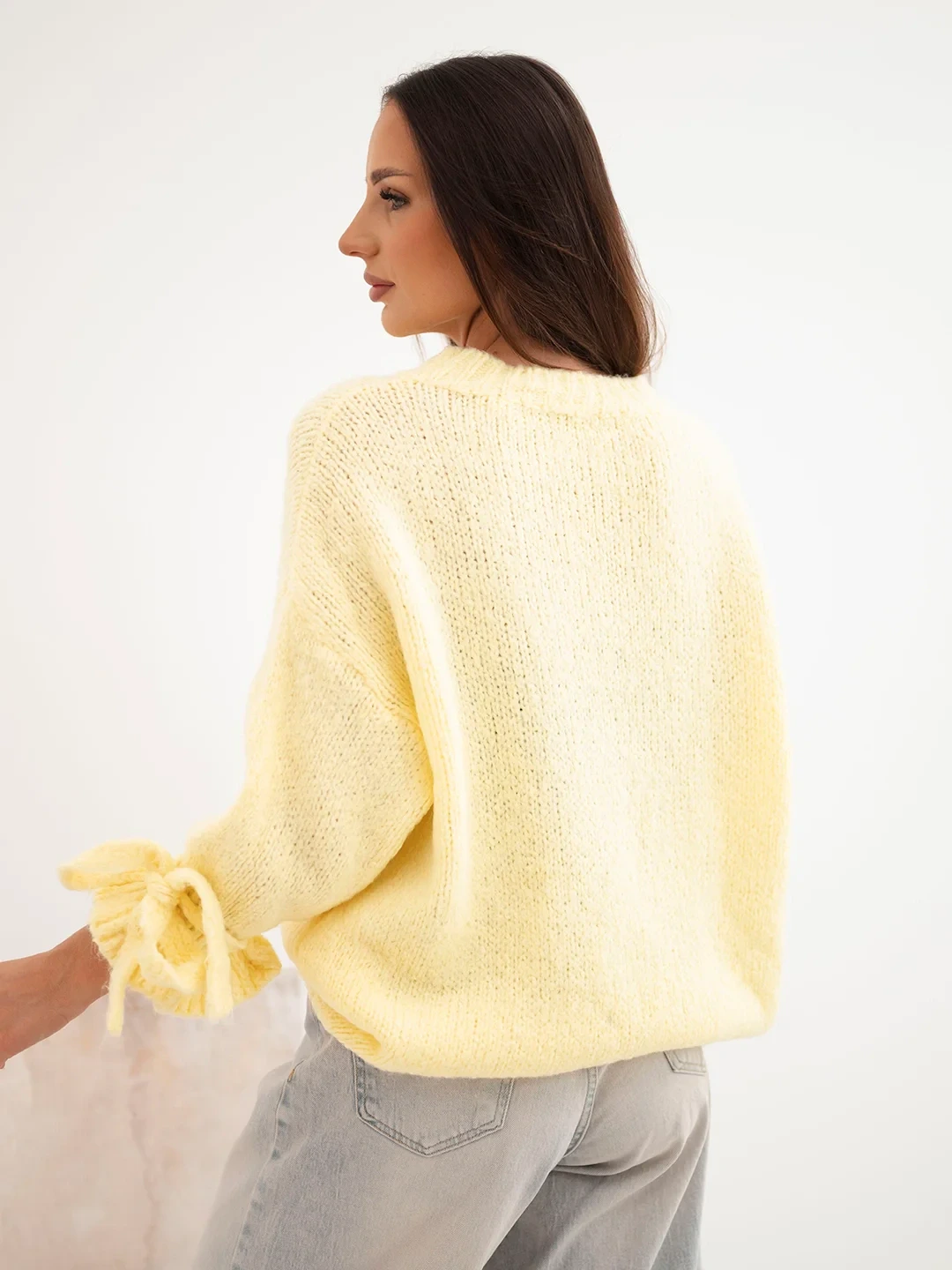 Sweter damski oversize z wiązaniami przy rękawach żółty - obrazek 5