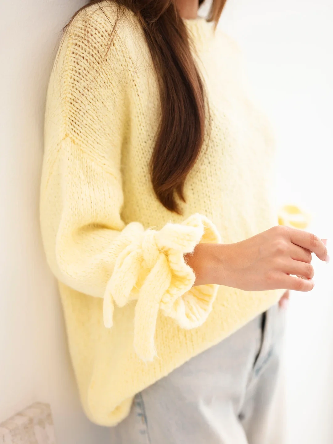 Sweter damski oversize z wiązaniami przy rękawach żółty - obrazek 3