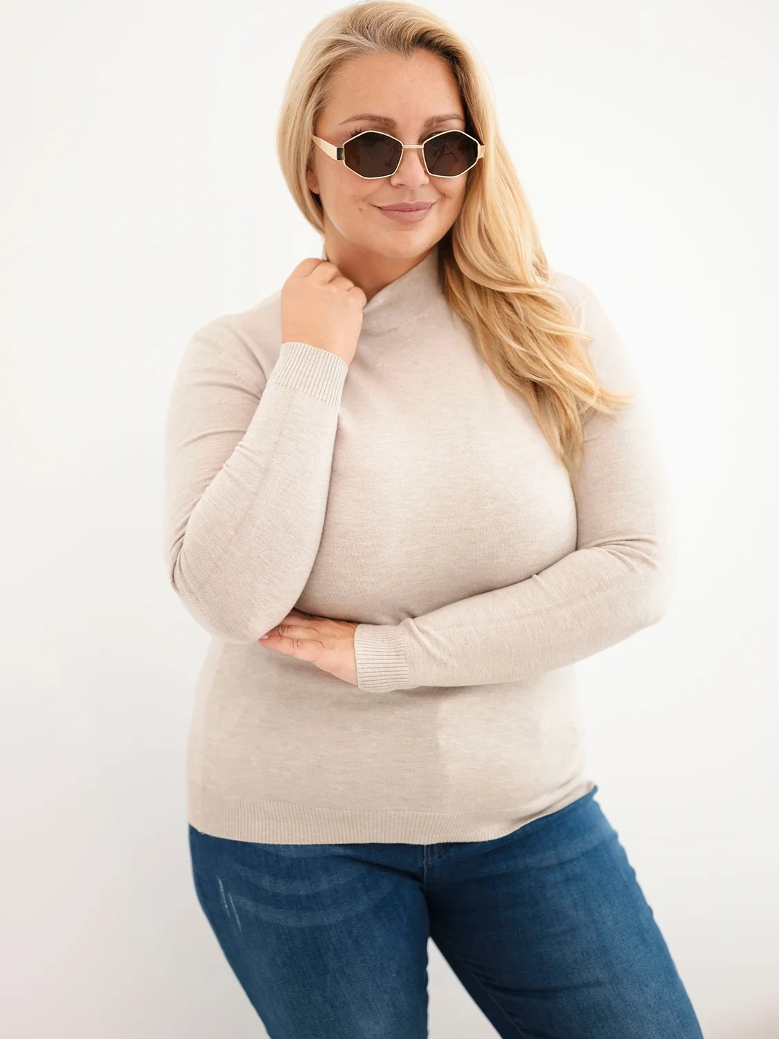 Sweter damski Plus Size z wiskozy z golfem beżowy