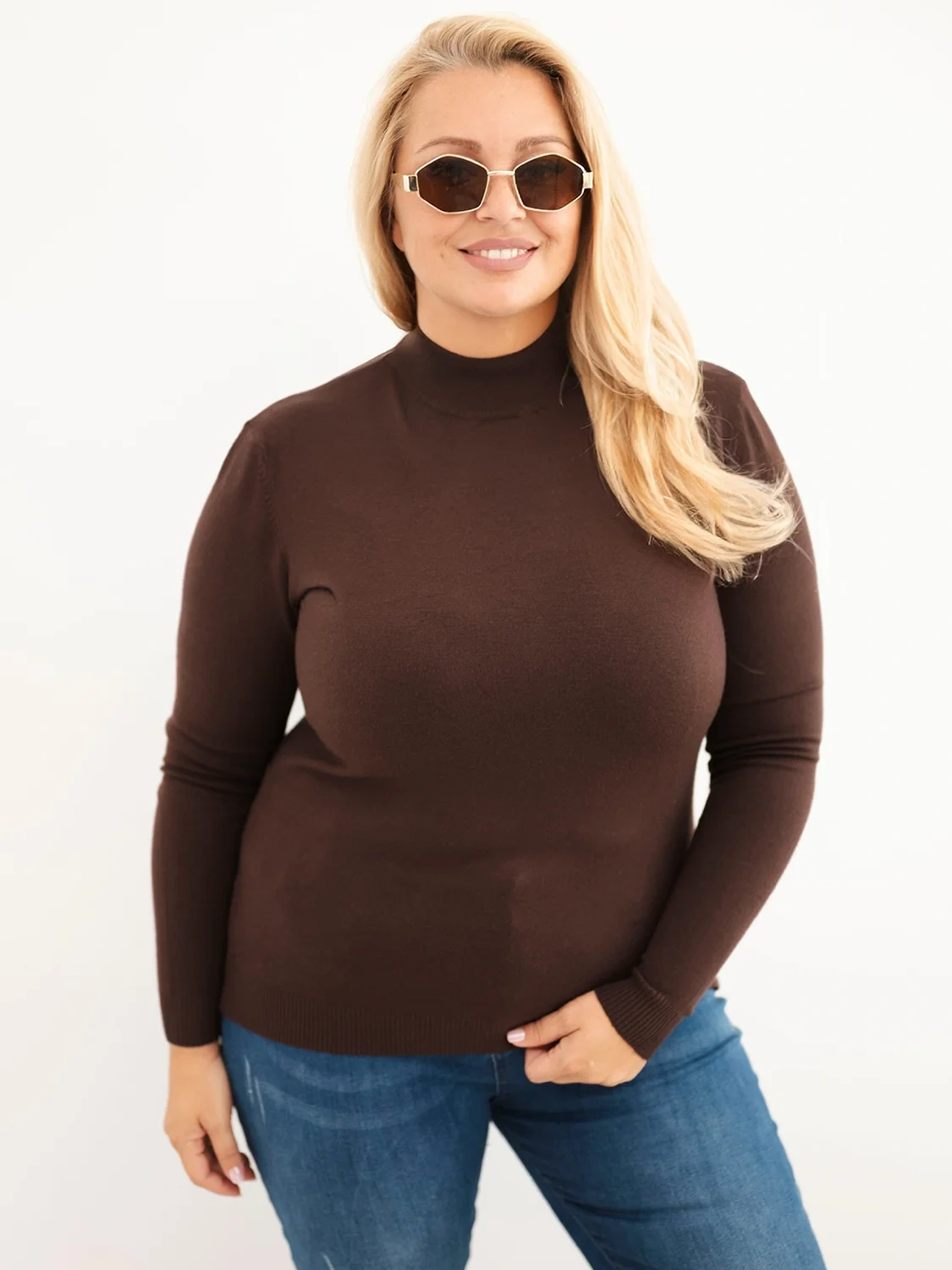 Sweter damski Plus Size z wiskozy z golfem ciemny brązowy