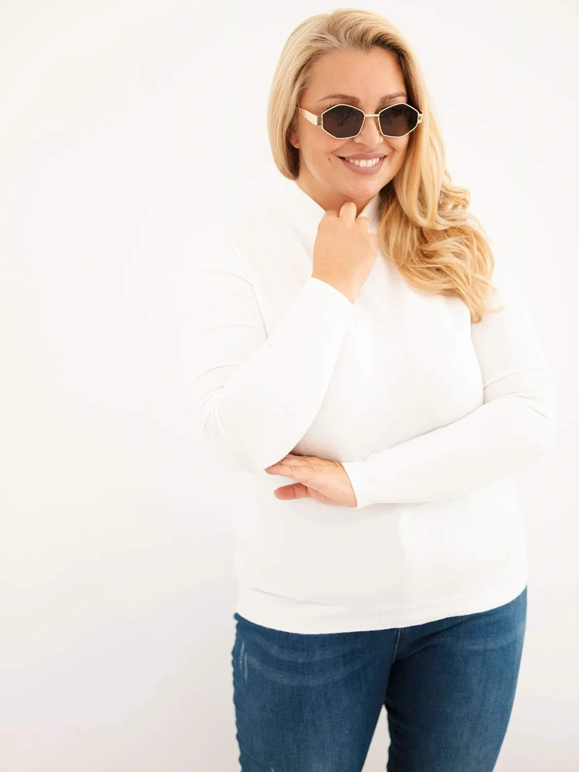 Sweter damski Plus Size z wiskozy z golfem ecru