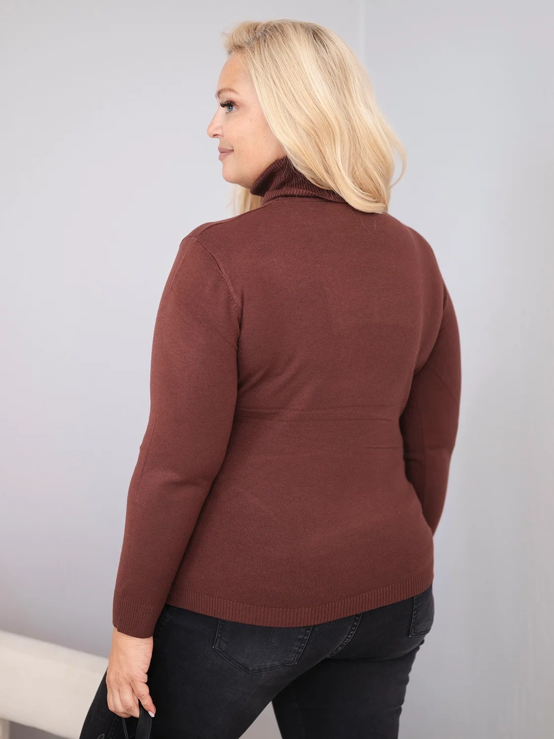 Sweter damski wiskozowy Plus Size z golfem o klasycznym kroju ciemny brązowy - obrazek 3