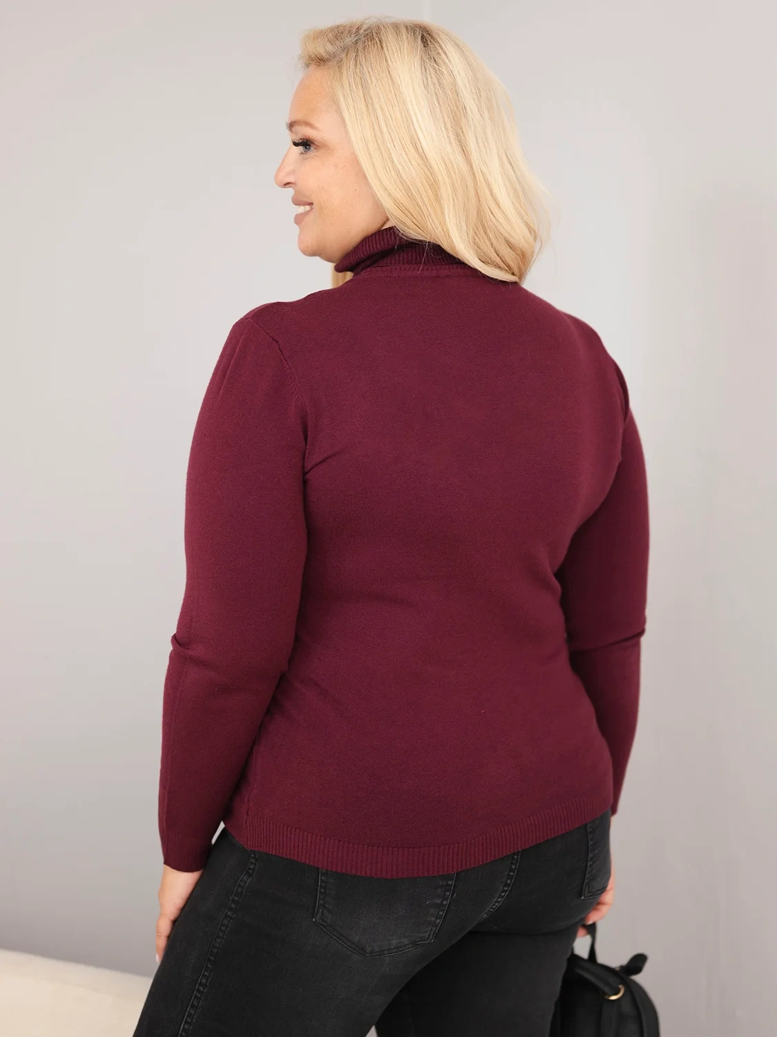 Sweter damski wiskozowy Plus Size z golfem o klasycznym kroju śliwkowy - obrazek 3