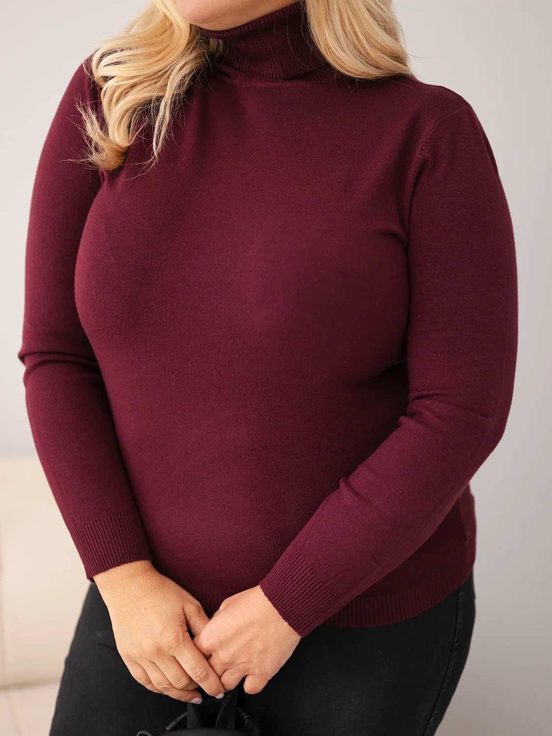 Sweter damski wiskozowy Plus Size z golfem o klasycznym kroju śliwkowy - obrazek 4