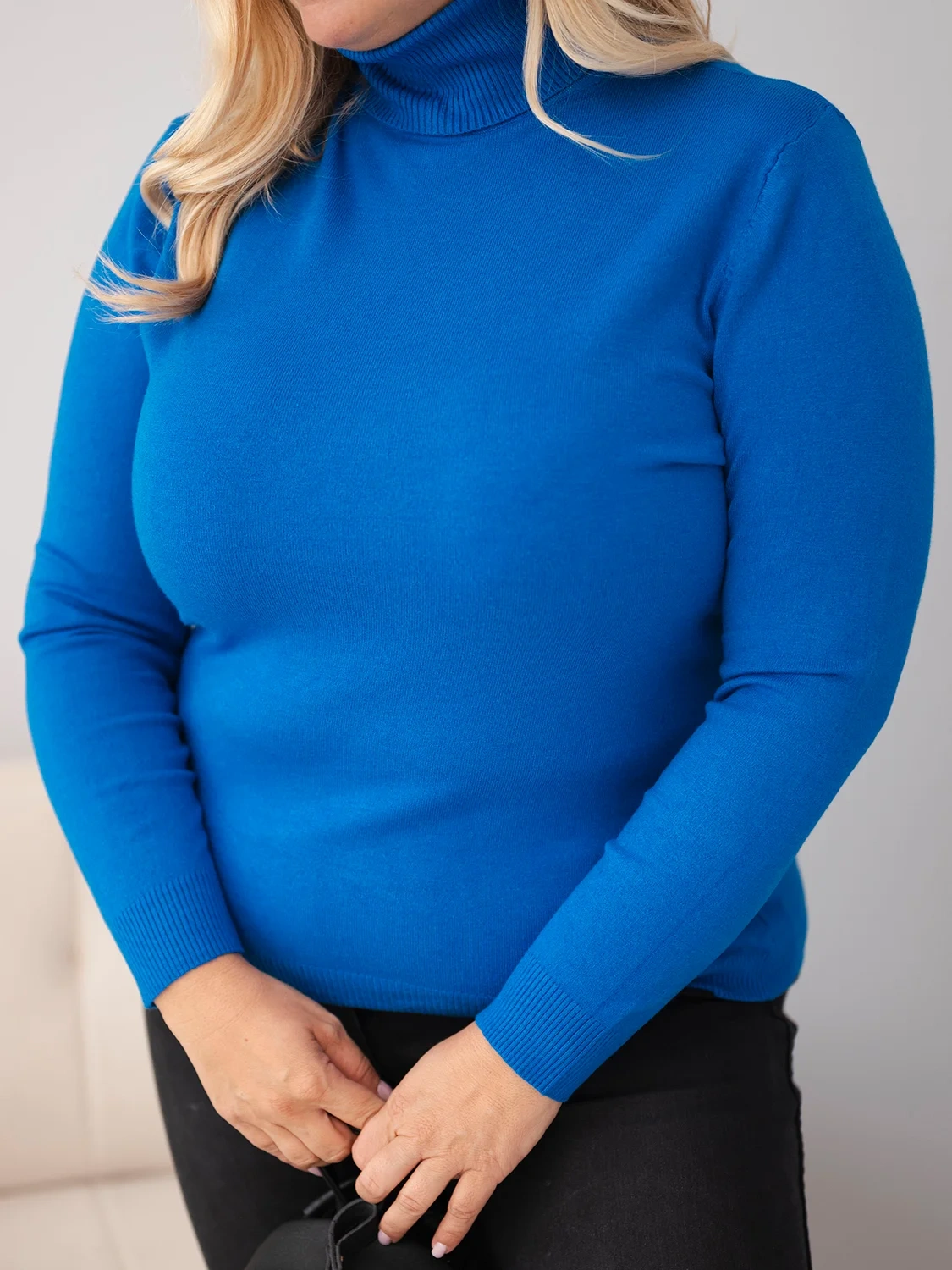 Sweter damski wiskozowy Plus Size z golfem o klasycznym kroju chabrowy - obrazek 4