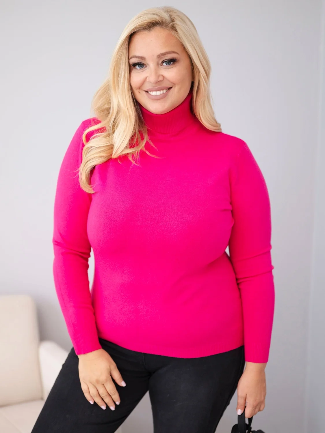 Sweter damski wiskozowy Plus Size z golfem o klasycznym kroju fuksja