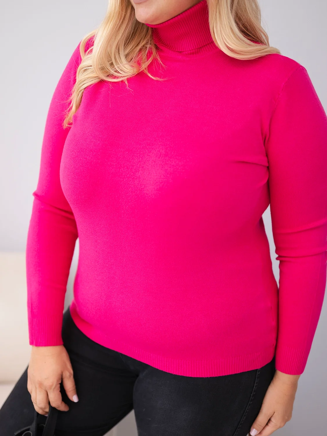 Sweter damski wiskozowy Plus Size z golfem o klasycznym kroju fuksja - obrazek 4