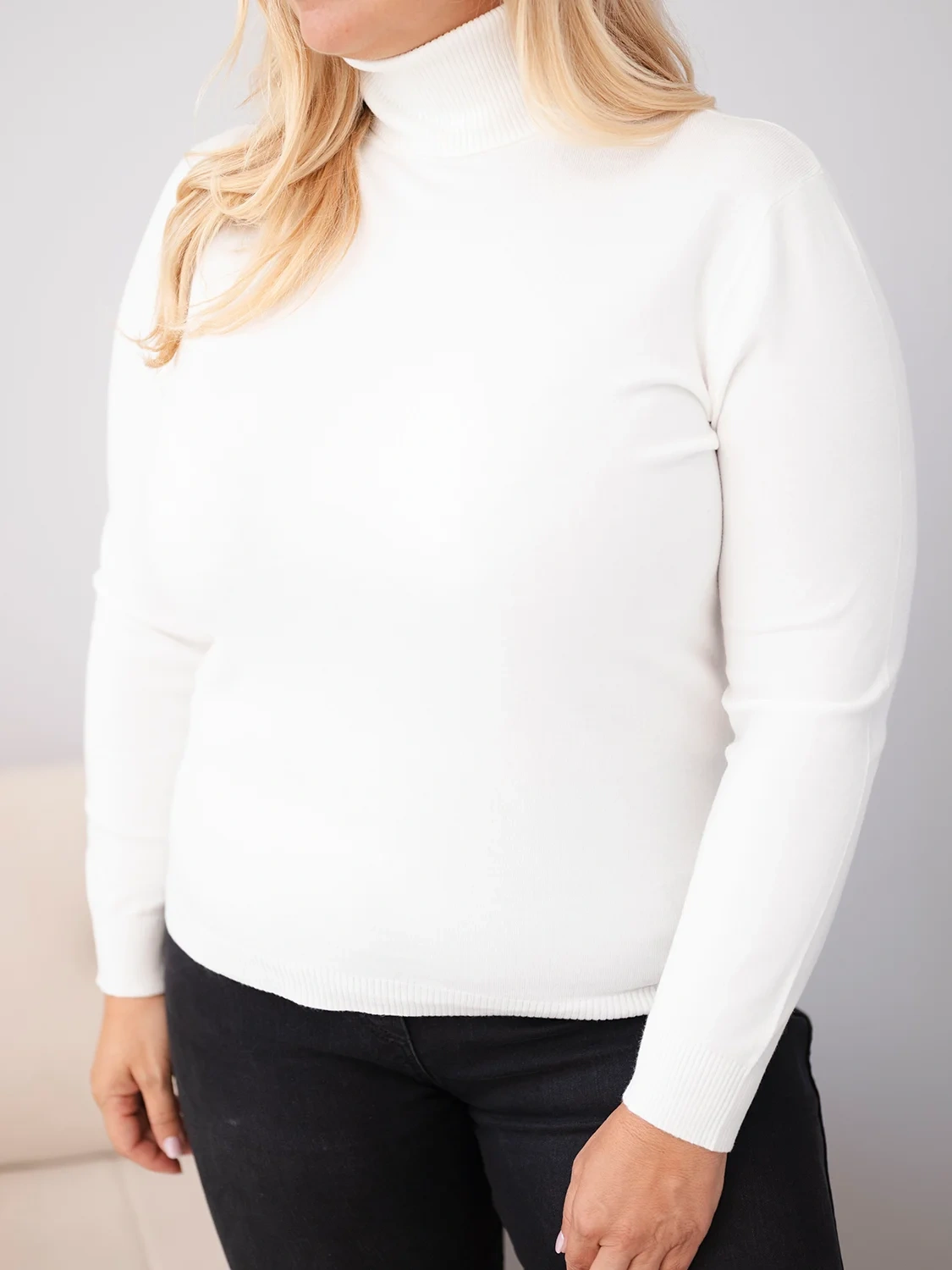 Sweter damski wiskozowy Plus Size z golfem o klasycznym kroju ecru - obrazek 4