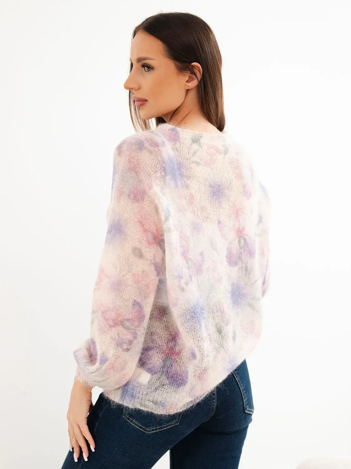 Sweter damski w 70% z kid moheru w kwiaty z długim rękawem fioletowy - obrazek 4