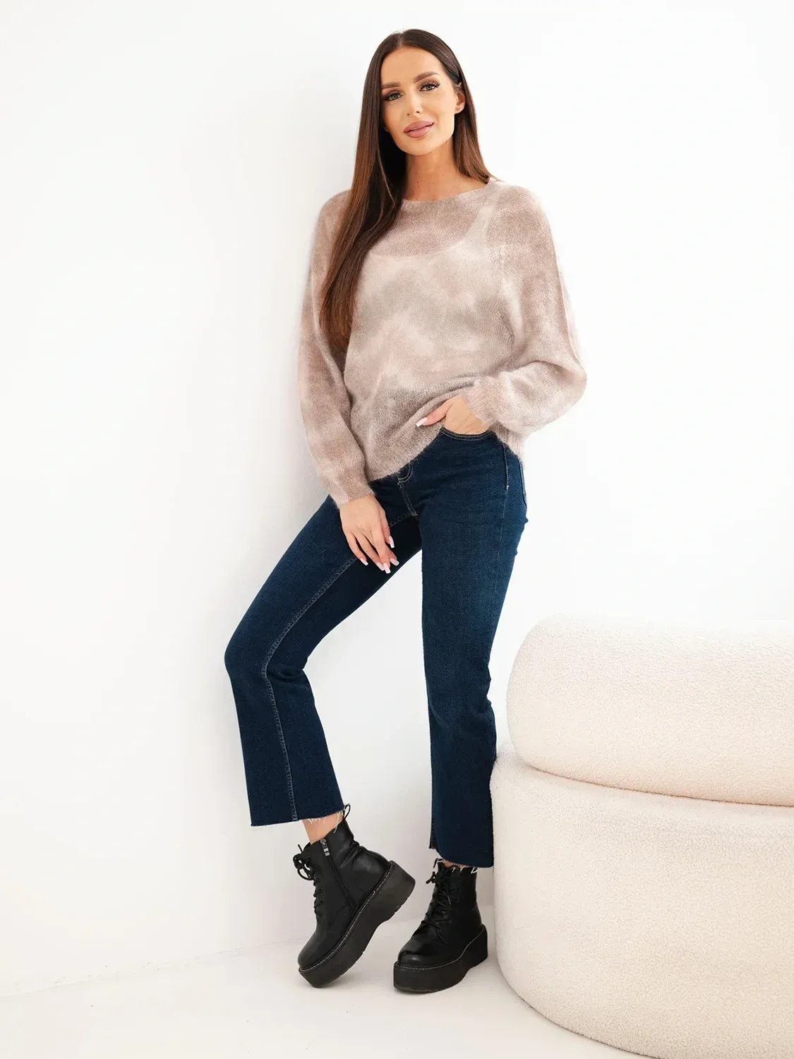 Sweter damski w 70% z kid moheru z abstrakcyjnym wzorem fango - obrazek 3