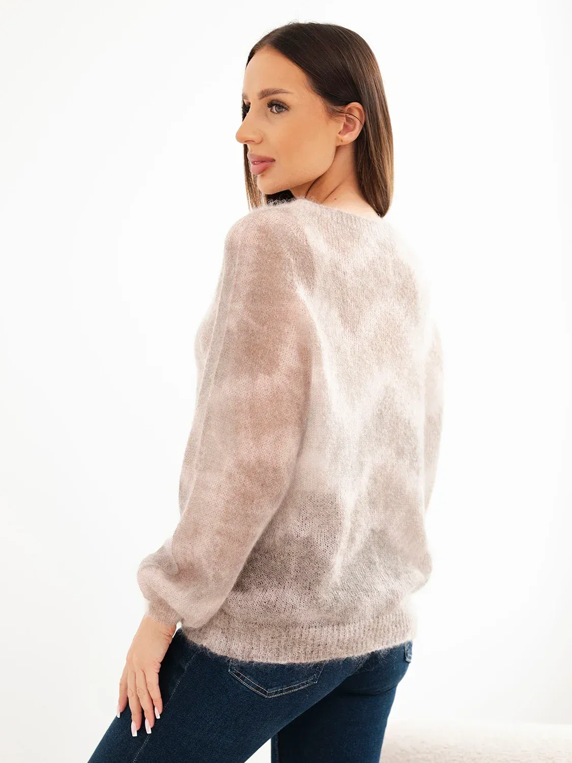 Sweter damski w 70% z kid moheru z abstrakcyjnym wzorem fango - obrazek 4