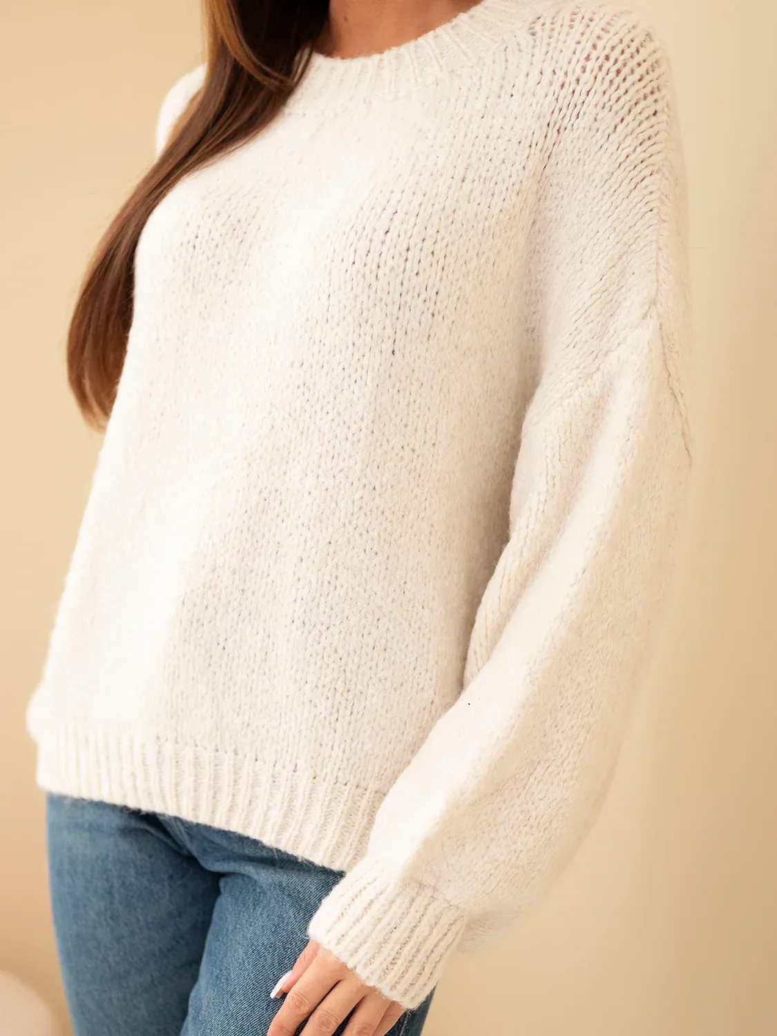 Sweter damski oversize z okrągłym dekoltem i ściągaczem jasny beżowy - obrazek 3